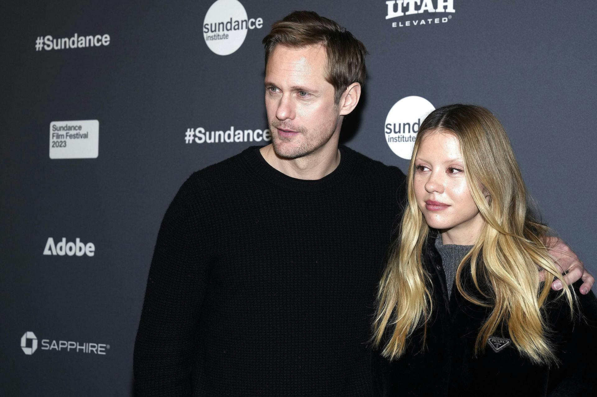 Alexander Skarsgard og Mia Goth spiller over for hinanden i horrorfilmen "Infinity Pool".
