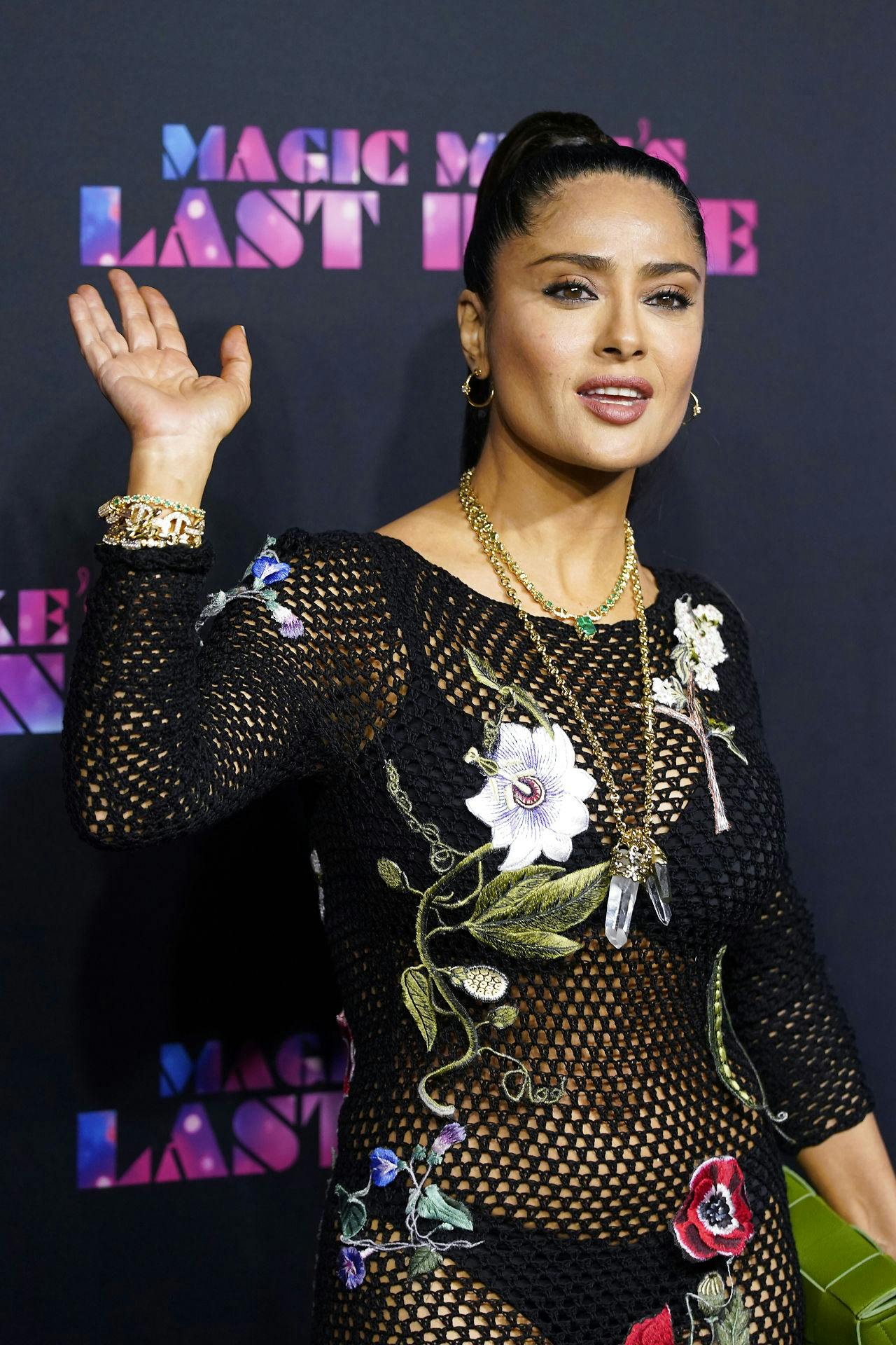 Salma Hayek bar en imponerende netkjole fra Oscar de la Renta, der virkelig har fået folk til at tvivle på, om hun nu virkelig også er 56 år.