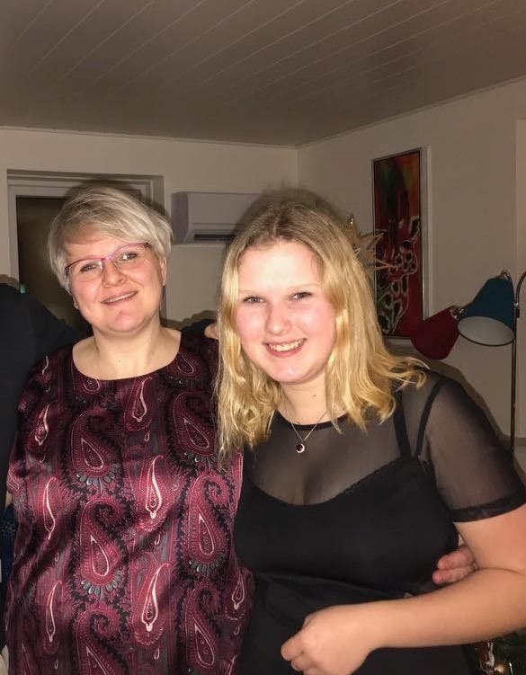 Annika sammen med sin mor. De to har det nu bedre, end de havde alle hendes teenageår. 