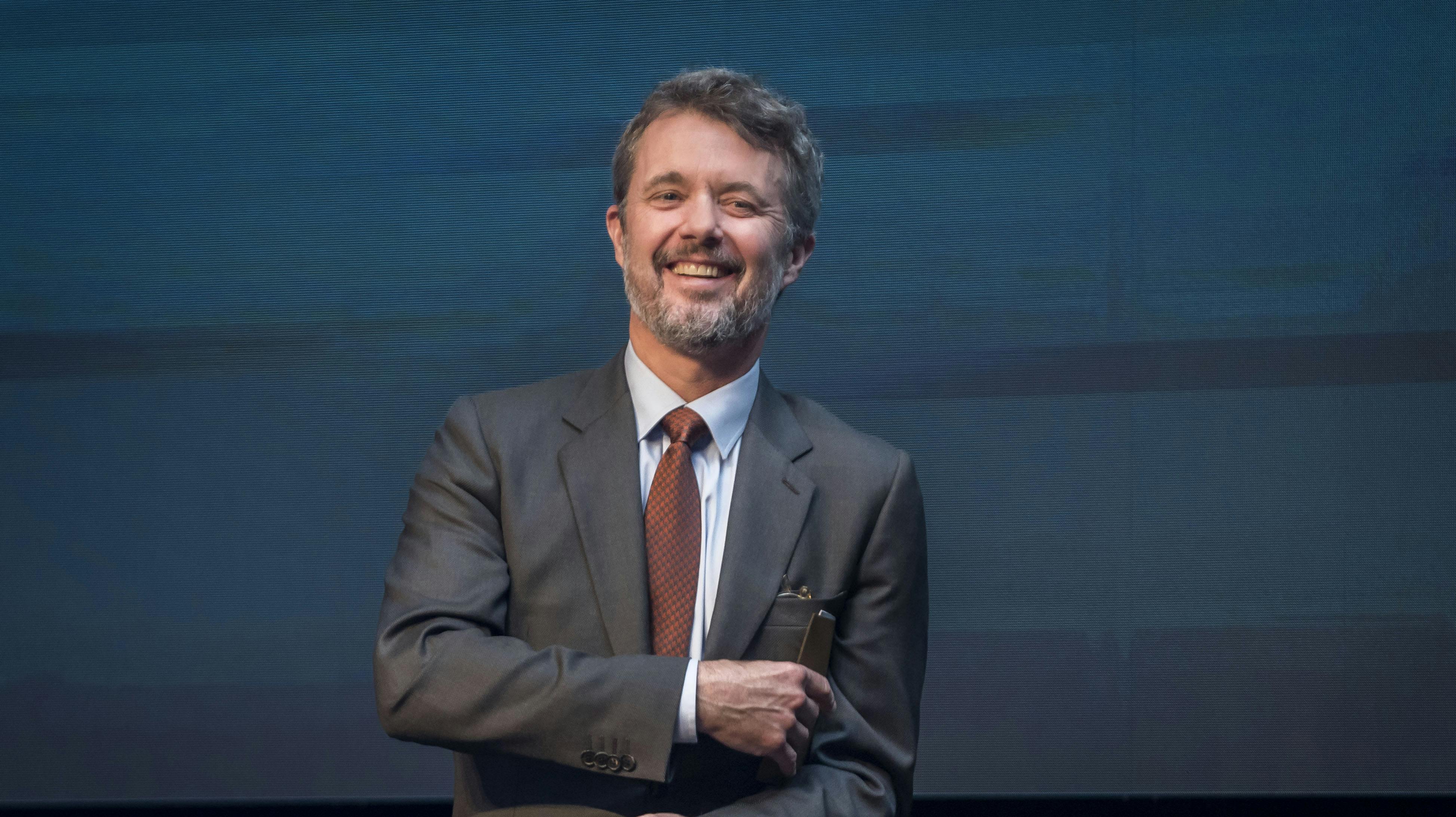 Kronprins Frederik skal pakke kufferten, for han skal til Sverige. nbsp;