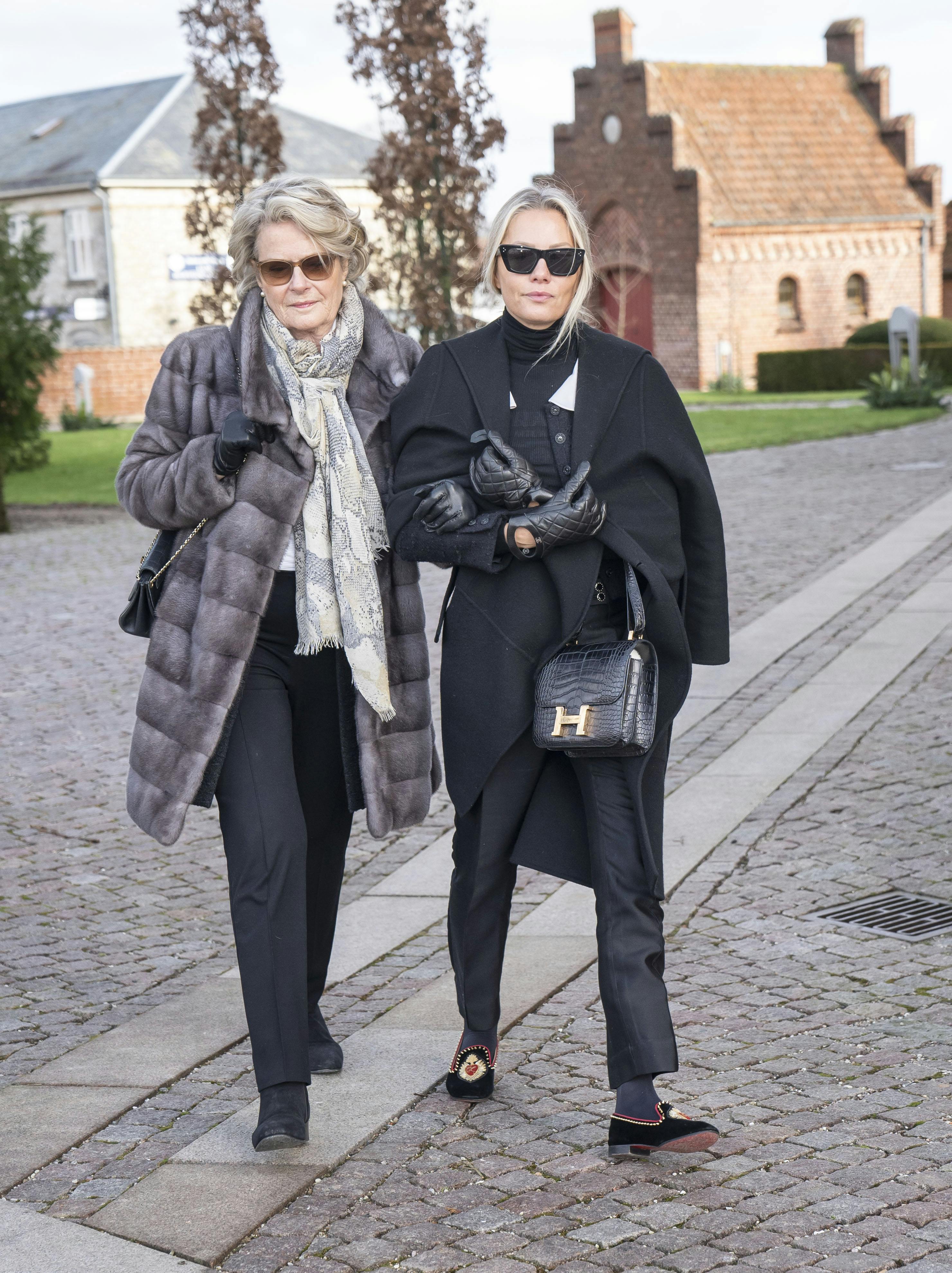 Caroline Fleming ankom hverken med sin stedmor Molise eller sin søster Duddi, da greve Ditlev Knuth-Winterfeldt blev bisat fra Faxe Kirke fredag eftermiddag. 