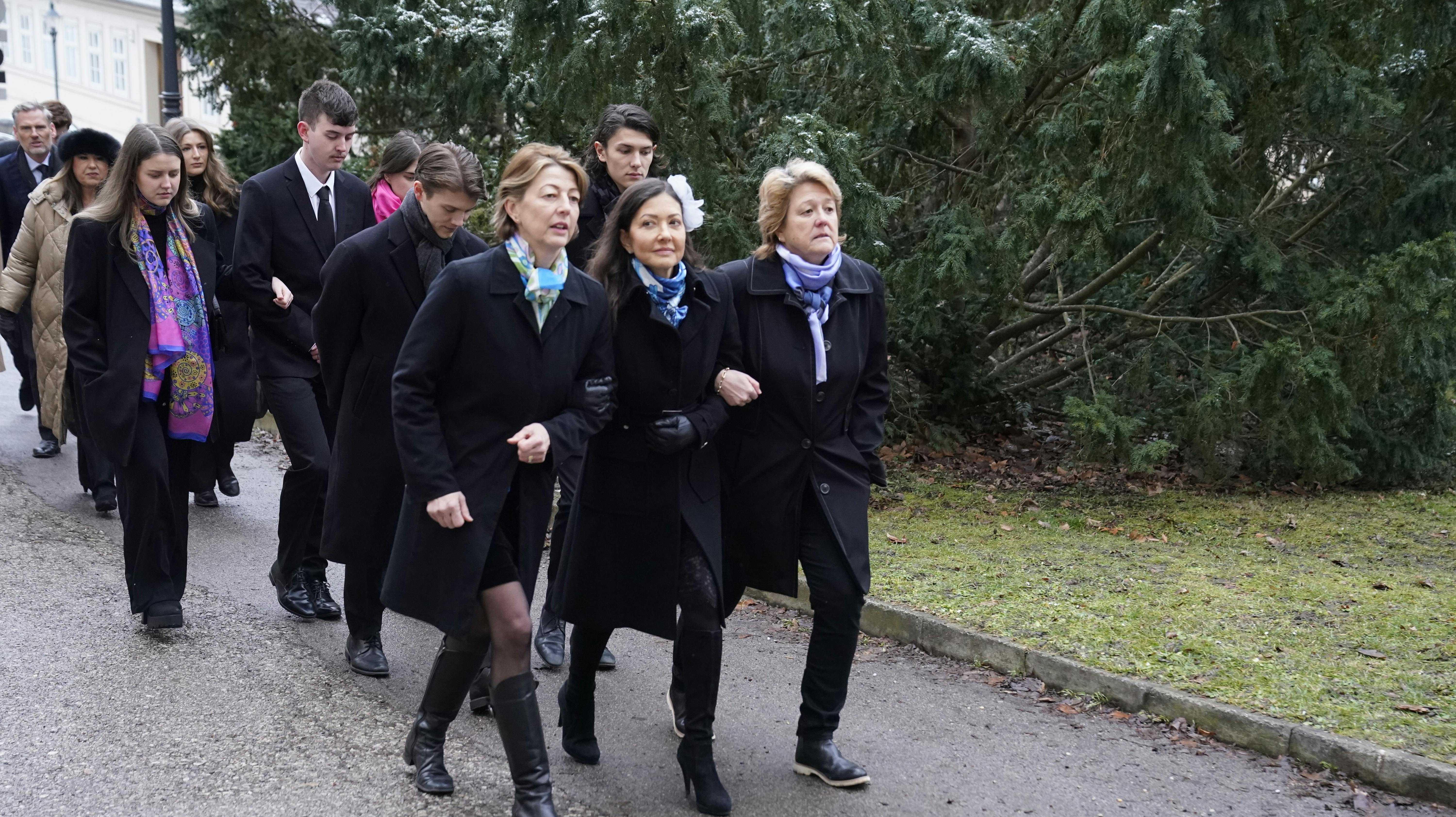 Alexandra og den nærmeste familie siger i dag deres sidste farvel til Christa Manley. 