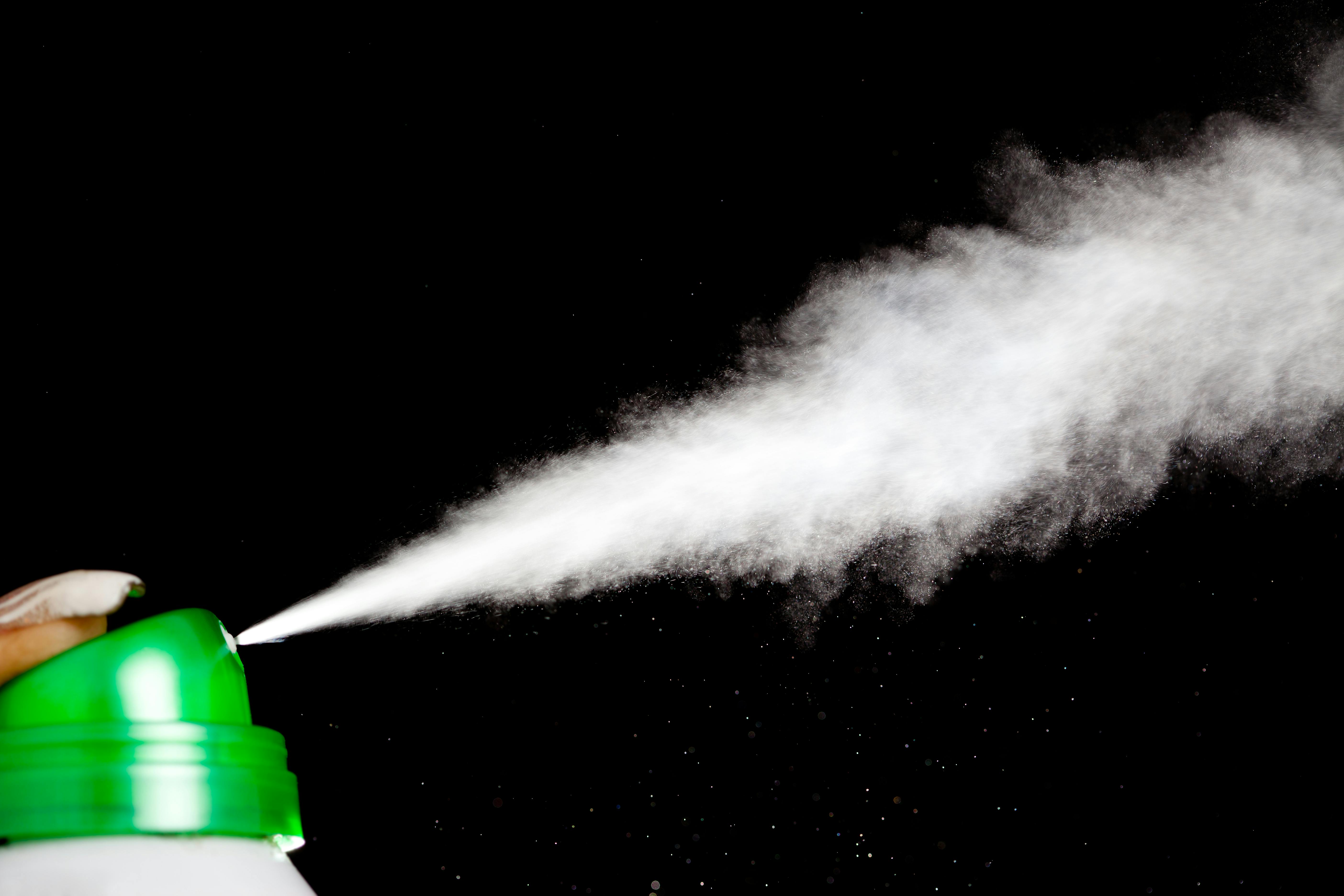 På Giorgias dødsattest er årsagen noteret som med forbindelse til "indånding af aerosol", som er små partikler eller dråber, der svæver i luften, når man eksempelvis sprayer deodorant ud i lokalet 