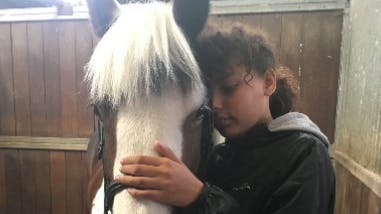 Den britiske autistiske pige fra Derbyshire mistede livet efter at have indåndet aerosolpartikler fra en deodorant 