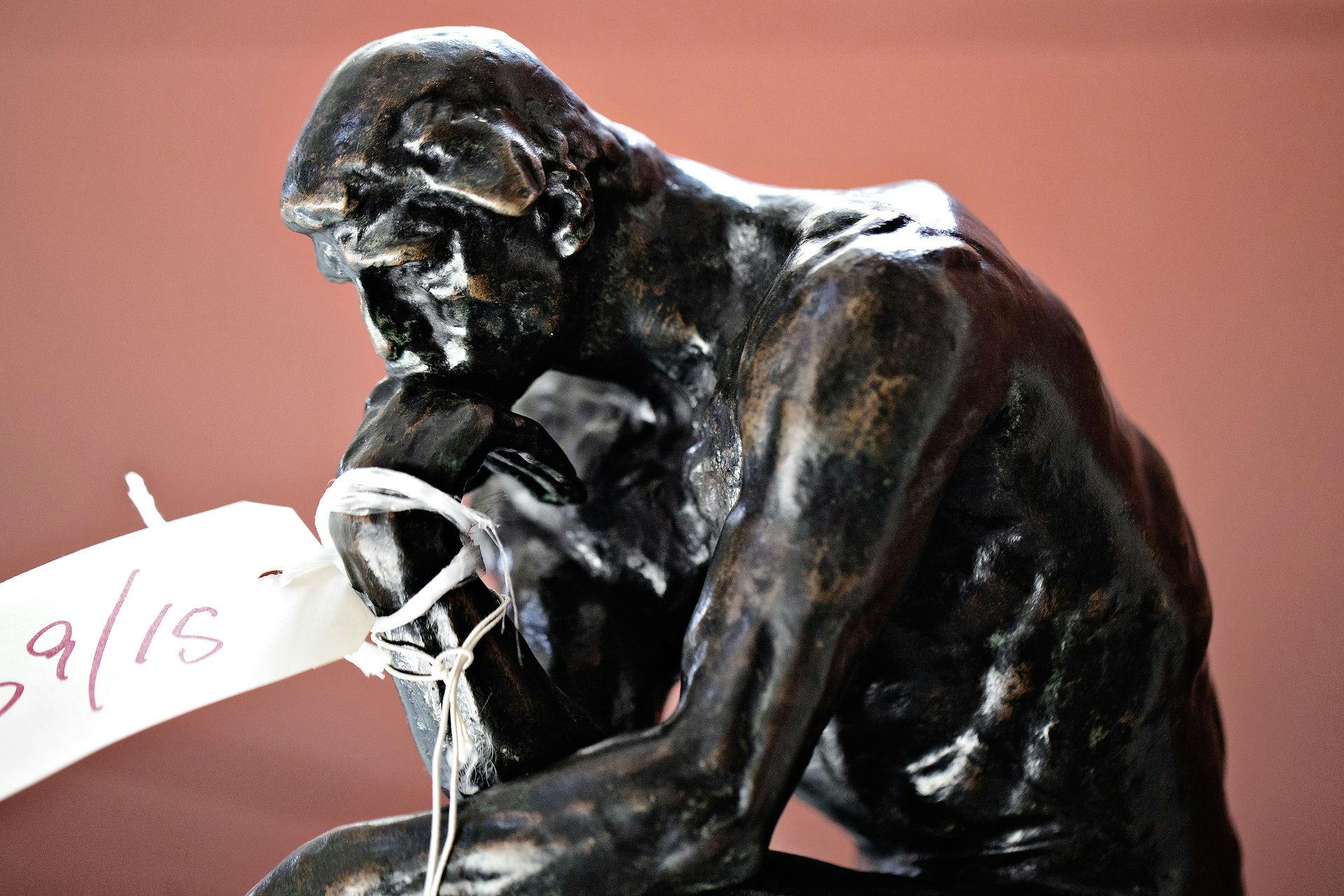 Det er sagen om figuren her, der senere udløste den nye sag, hvor auktionshuset fik besøg af den vrede kunde Per Rix, der satte en SE og HØR-artikel på firmaets fine skilt ved indgangspartiet.