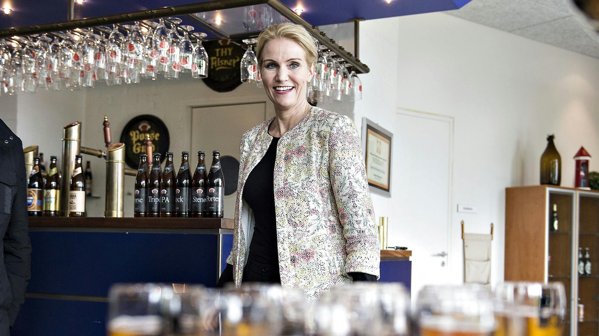 Helle Thorning-Schmidt har nok ingen problemer med at betale for de øl, hun vil have. Men mange andre danskere er ikke så heldige og rige som hende.