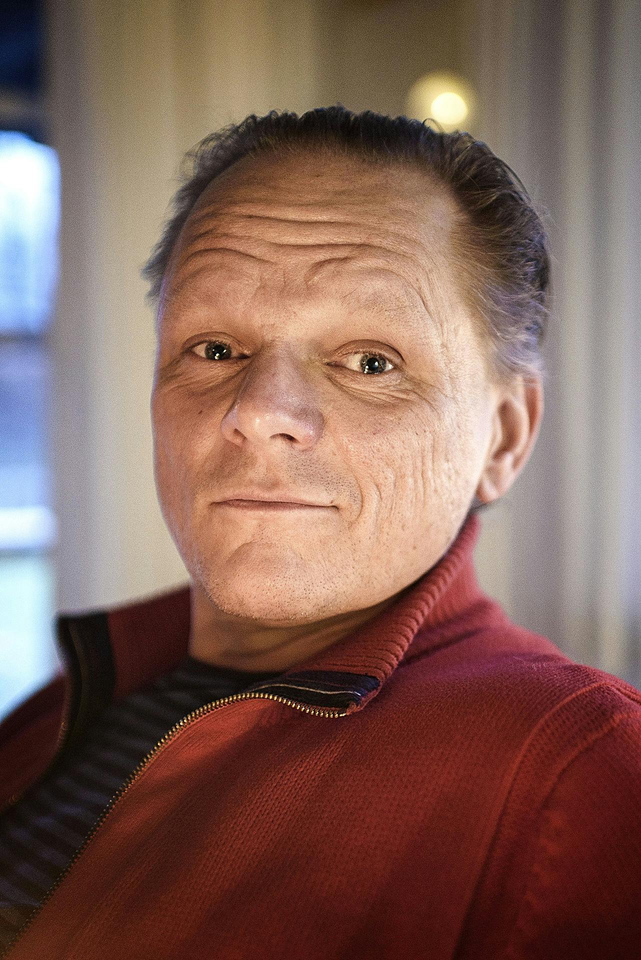 Sigurd Barret har over natten fået stjålet sin bil, som han skal bruge til sin teaterforestilling.&nbsp;