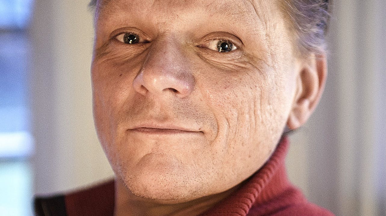Sigurd Barret har over natten fået stjålet sin bil, som han skal bruge til sin teaterforestilling. 