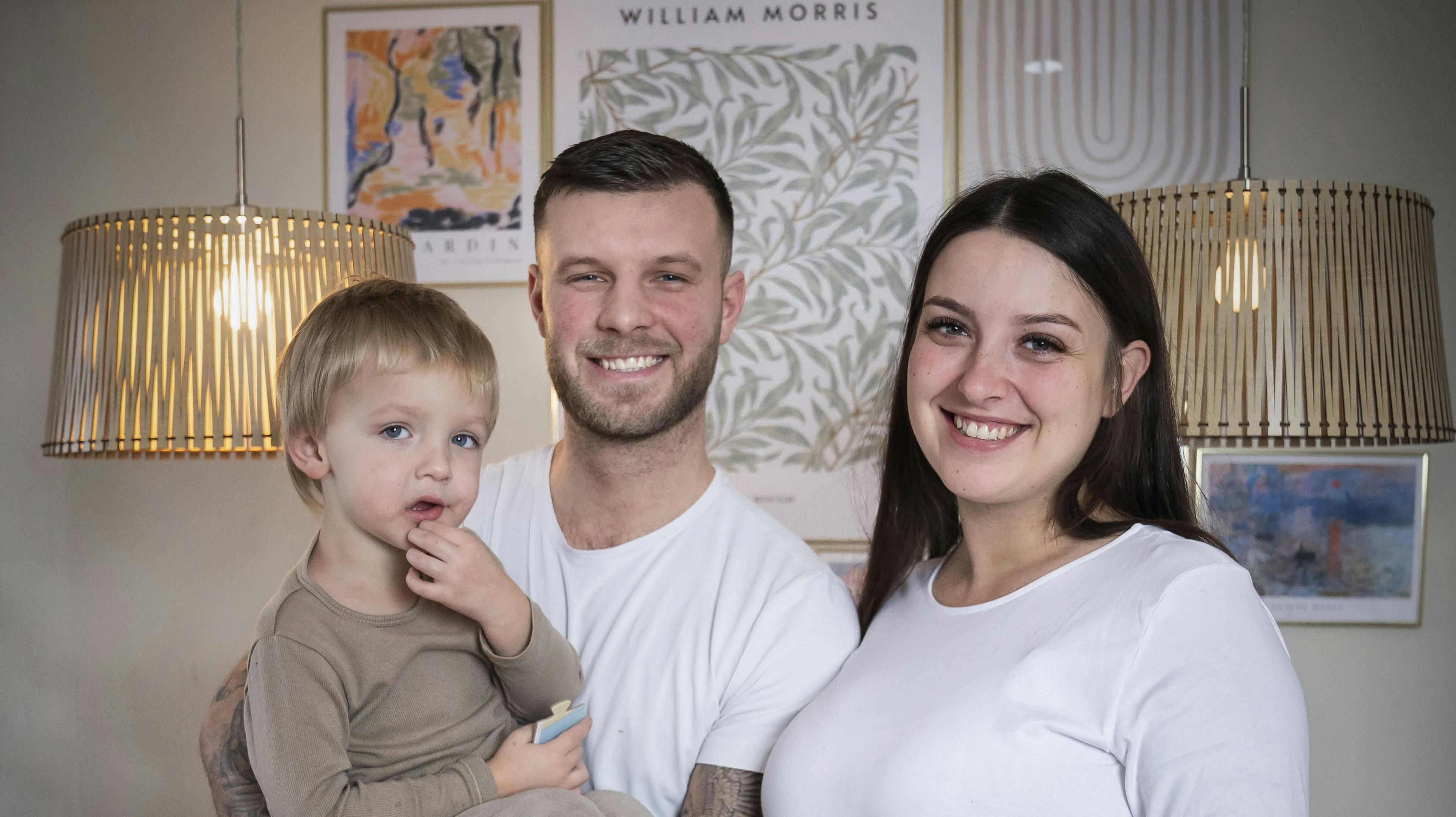 Louie fra "Årgang 20" er diagnosticeret med infantil autisme, og han bærer derfor solsikkesnoren, som er for folk med usynlige handicap. nbsp;