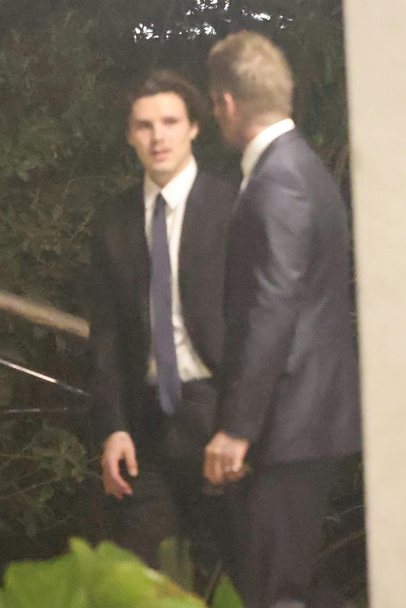 Her ses Cruz og David Beckham på vej ind til festlighederne. 
