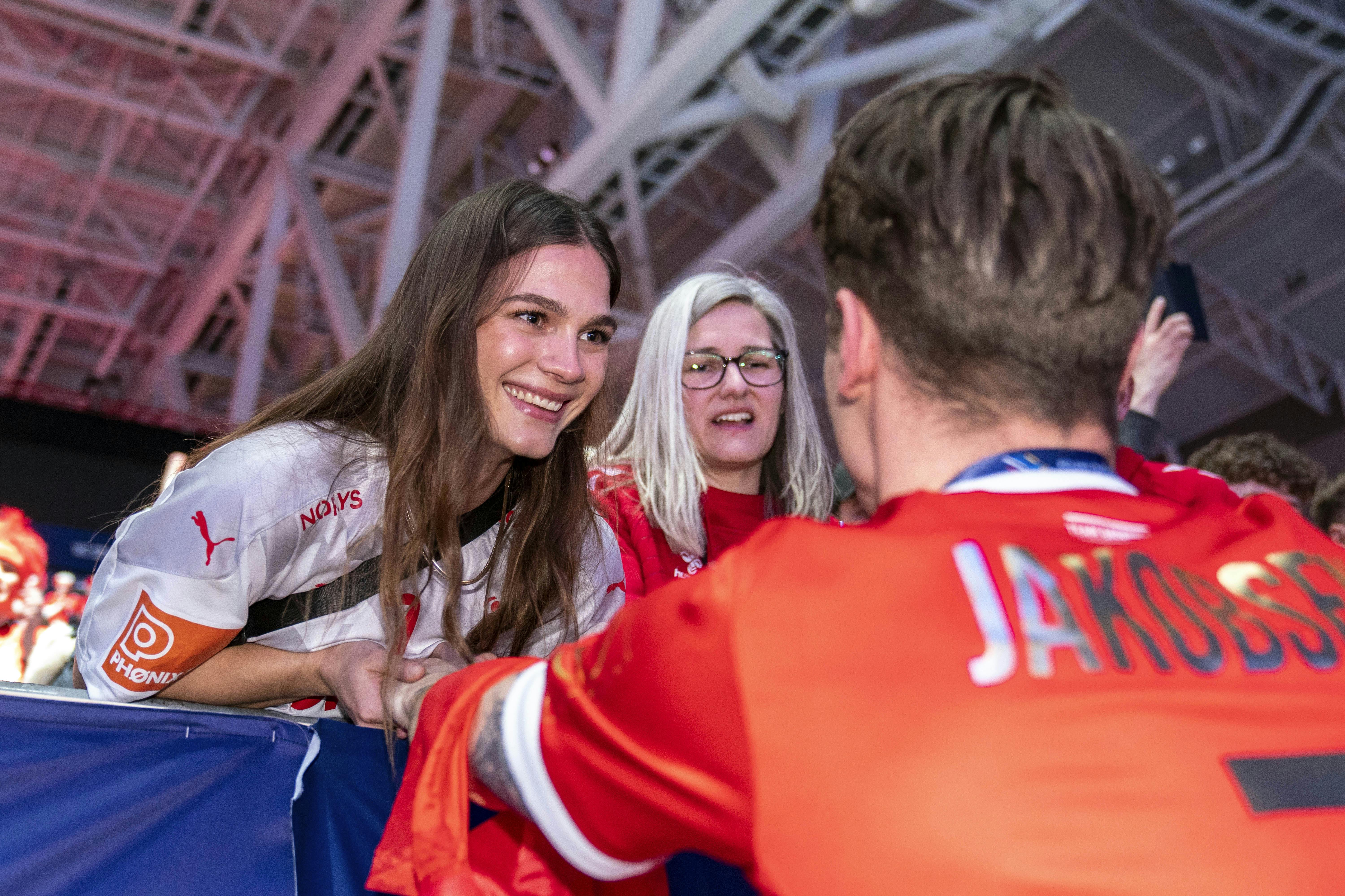Kærlighed og VM-kys mellem Emil Jakobsen og Helena Elver.