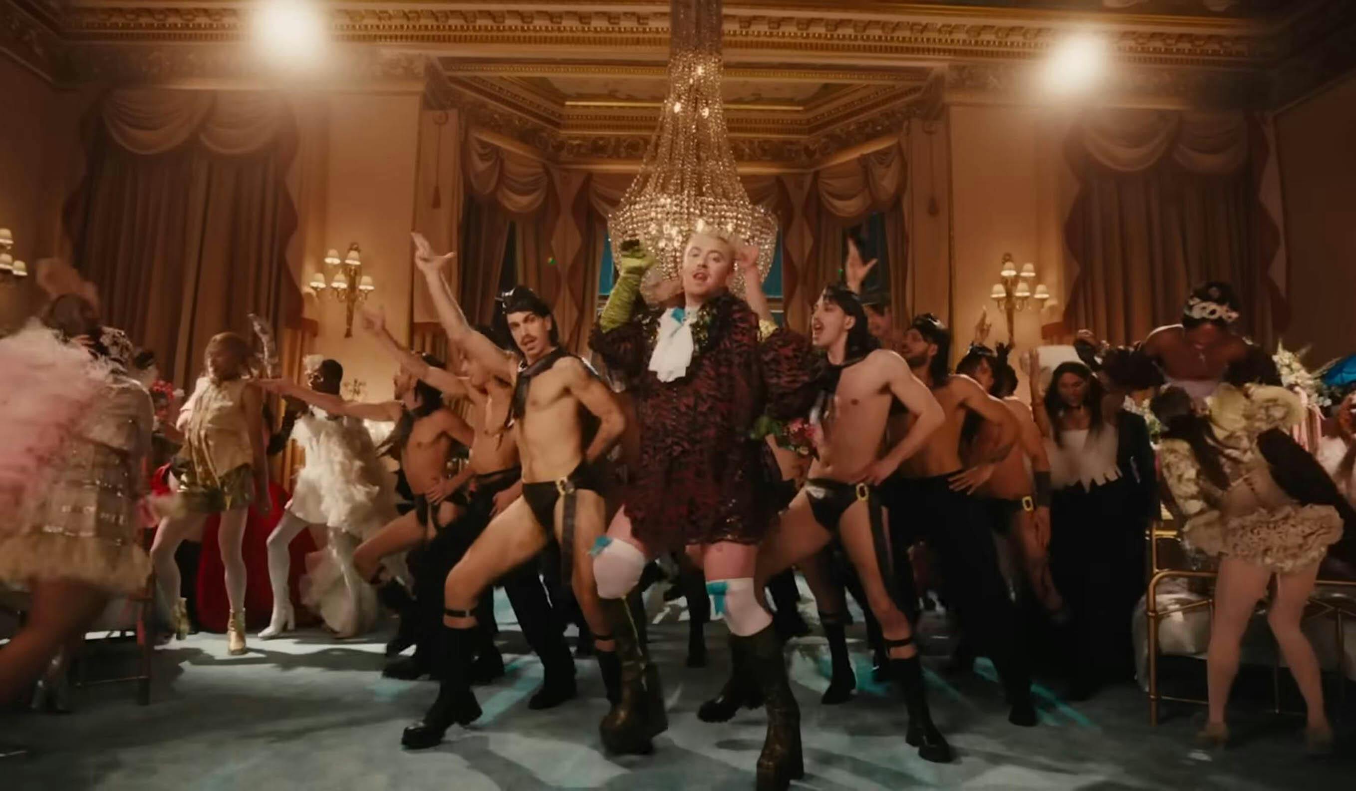 Dansernes små, sorte lædertrusser er også faldet kritikere for brystet. 