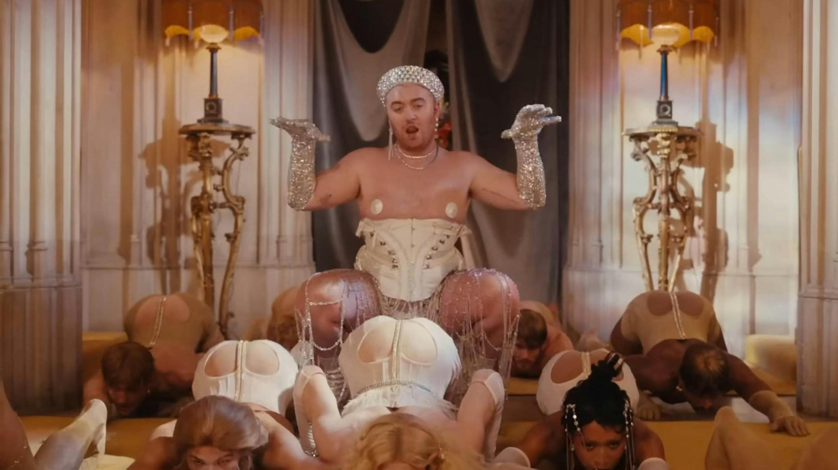 Kritiske røster mener, at Sam Smiths musikvideo til "I'm Not Here To Make Friends" normaliserer porno. nbsp;