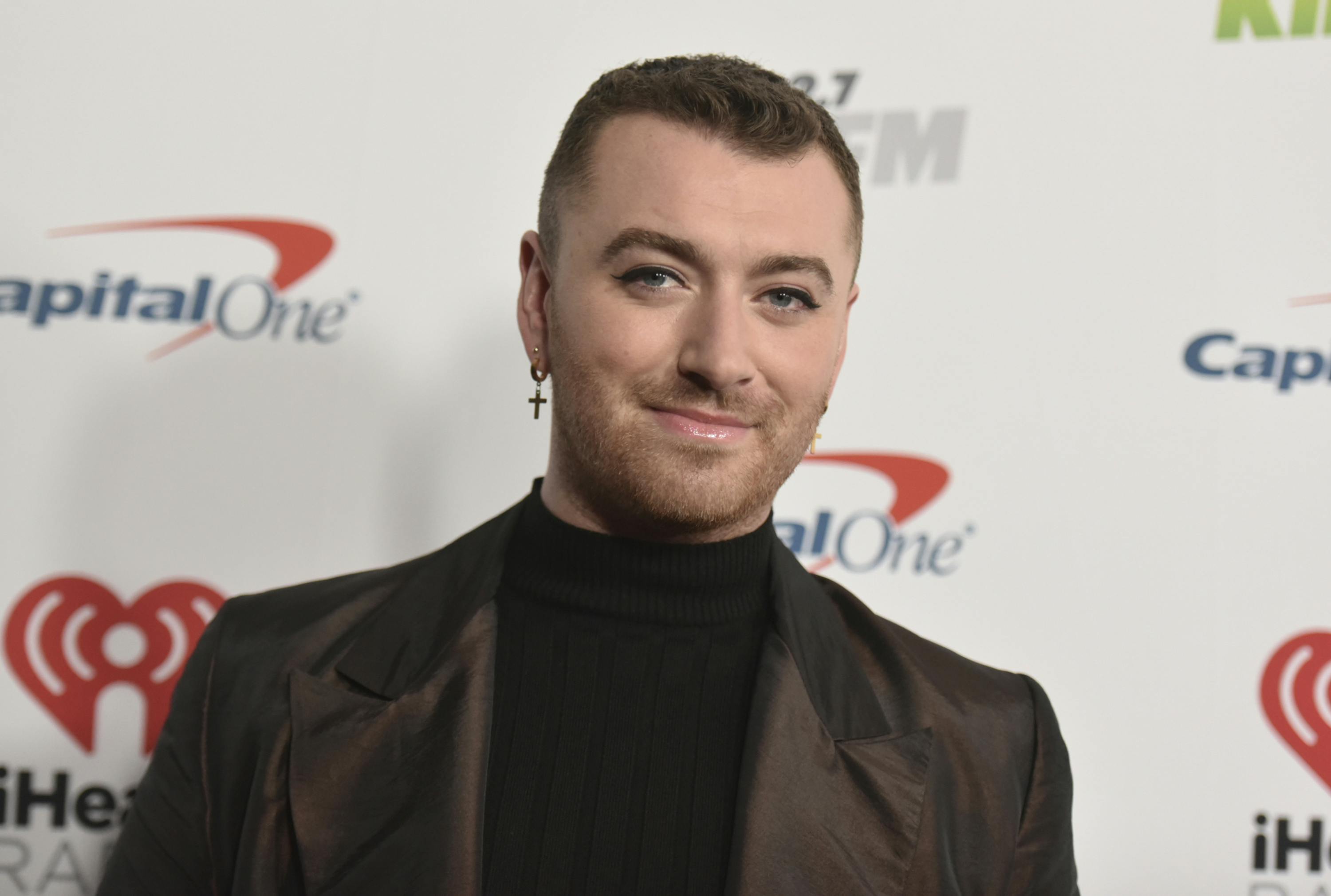 Sam Smith stod i 2019 frem som non-binær og foretrækker at blive omtalt med pronominerne de/dem. 