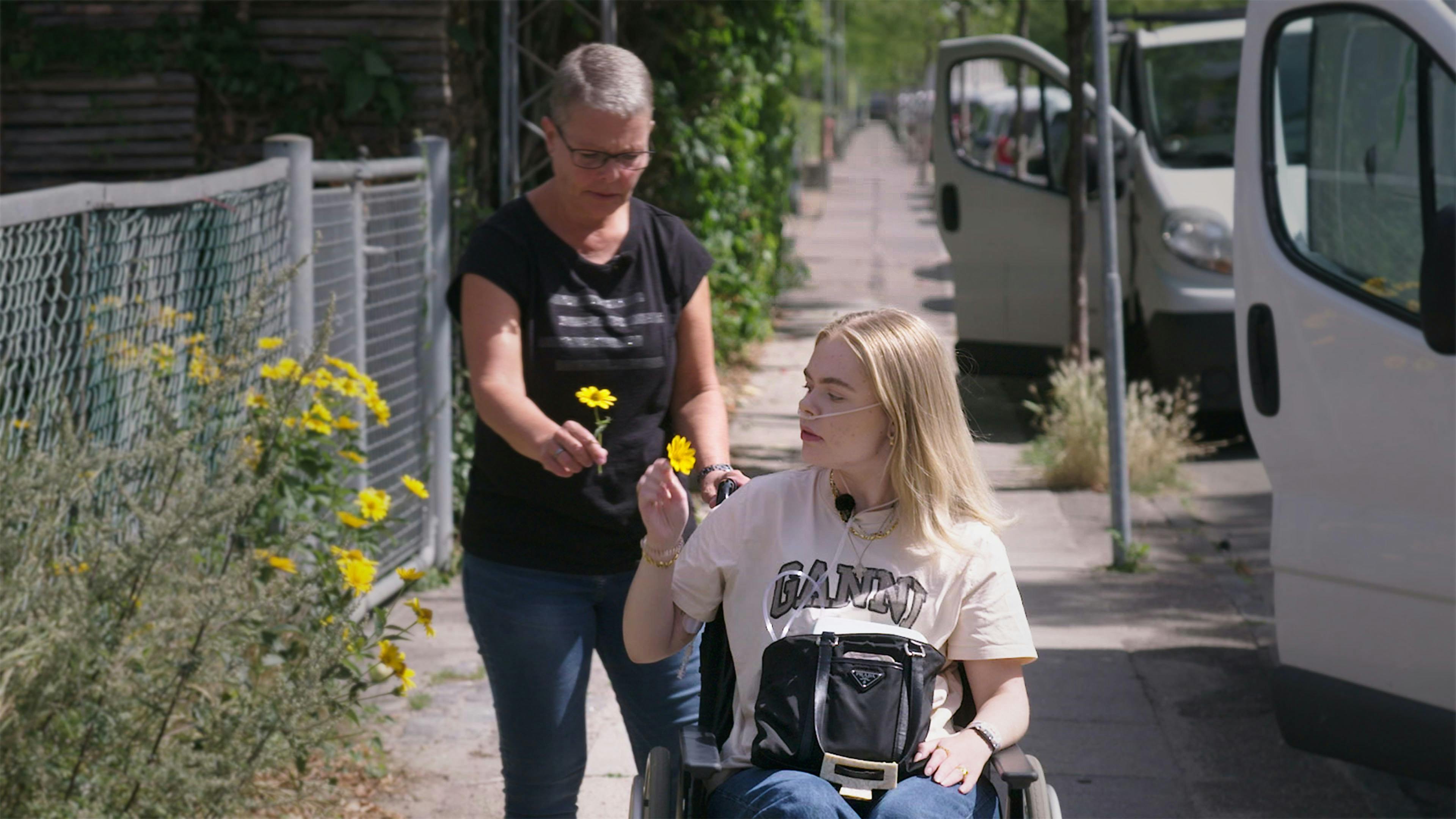 Amalie sammen med sin mor, Anne-Dorte. 