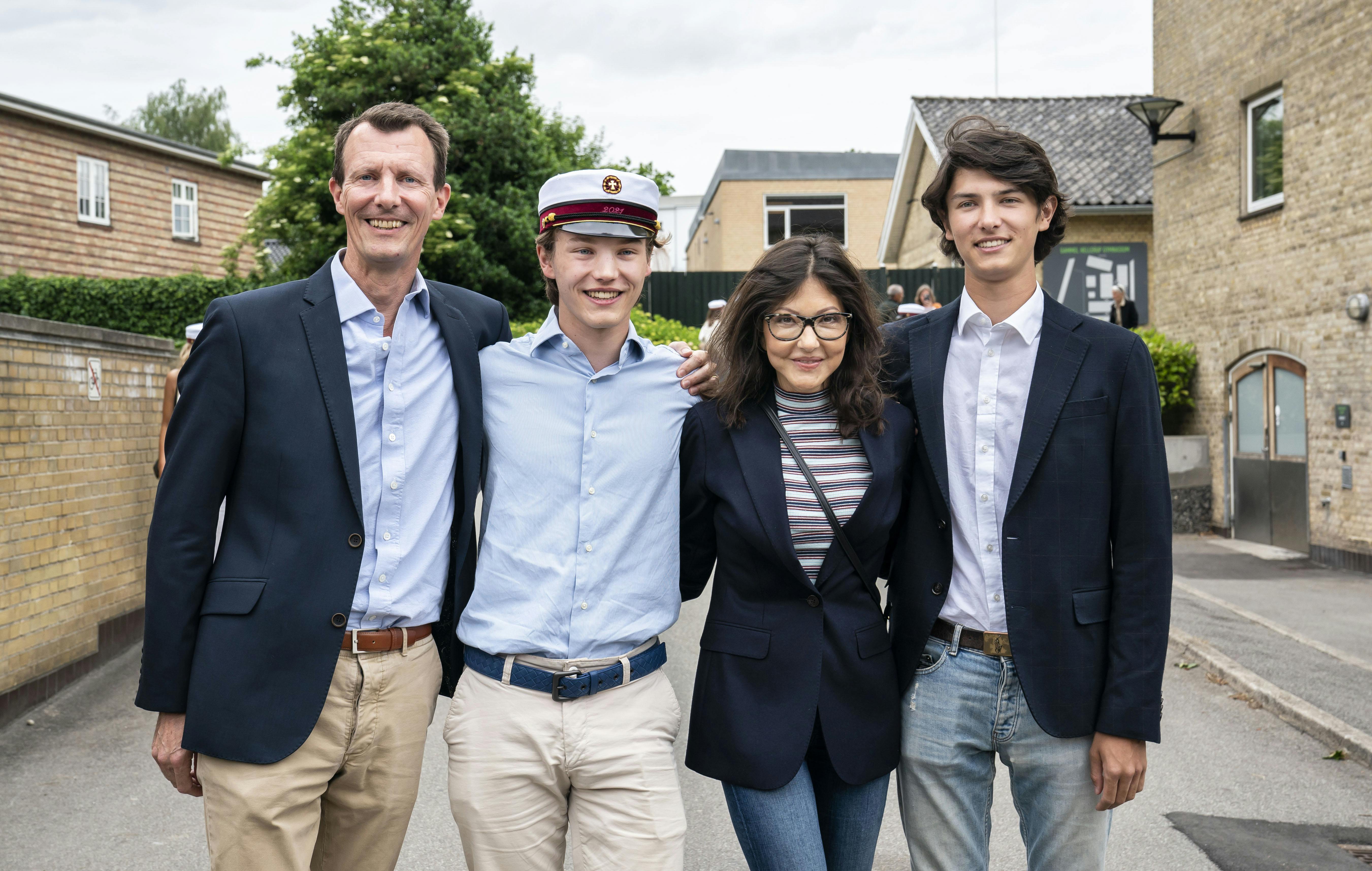 – Vi er alle uforstående over for beslutningen. Vi er kede af det og i chok. Det her kommer som et lyn fra en klar himmel. Børnene føler sig udstødt. De kan ikke forstå, hvorfor deres identitet tages fra dem, udtalte presserådgiver Helle von Wildenra