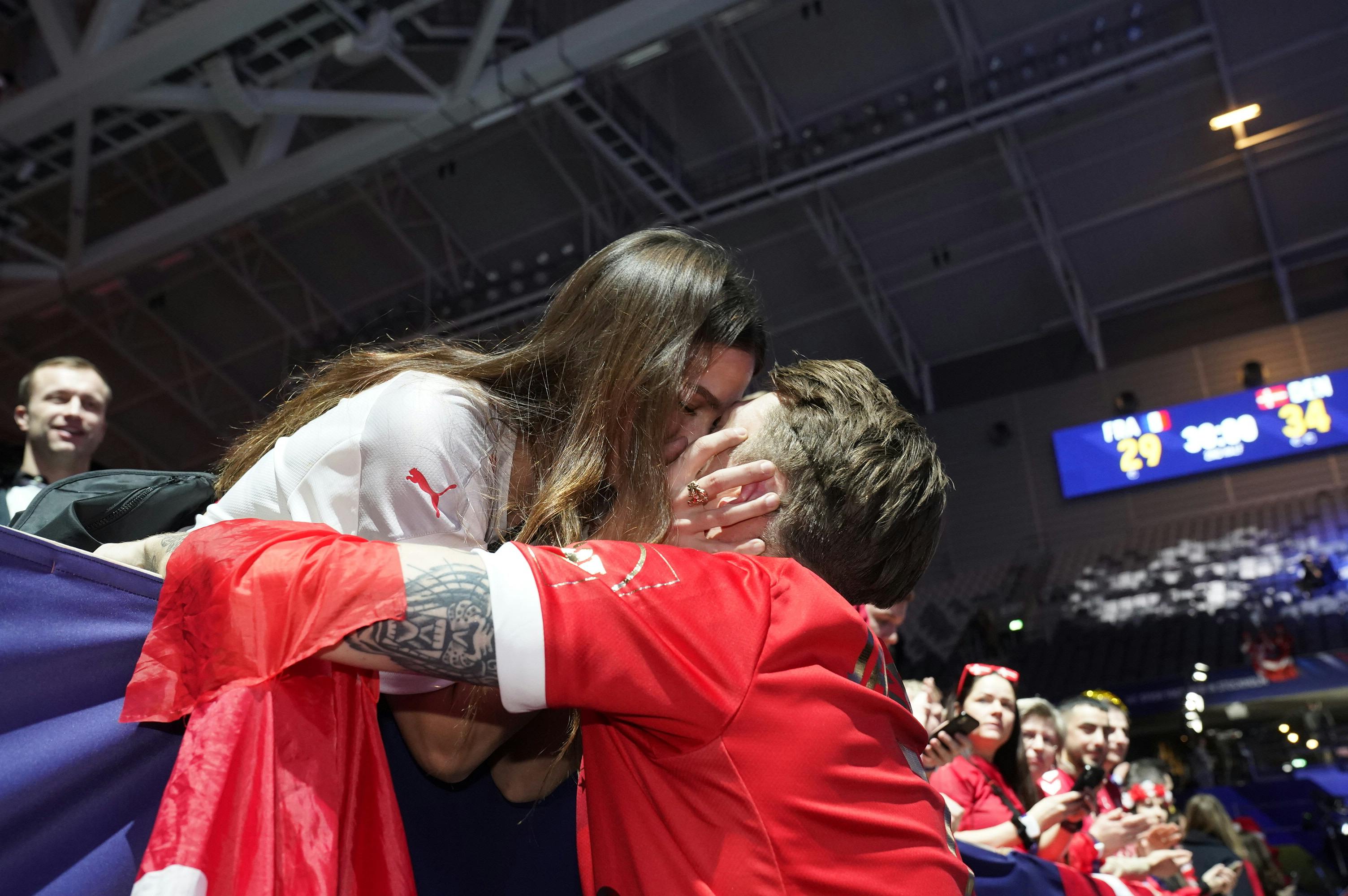 Kærlighed og VM-kys mellem Emil Jakobsen og Helena Elver.