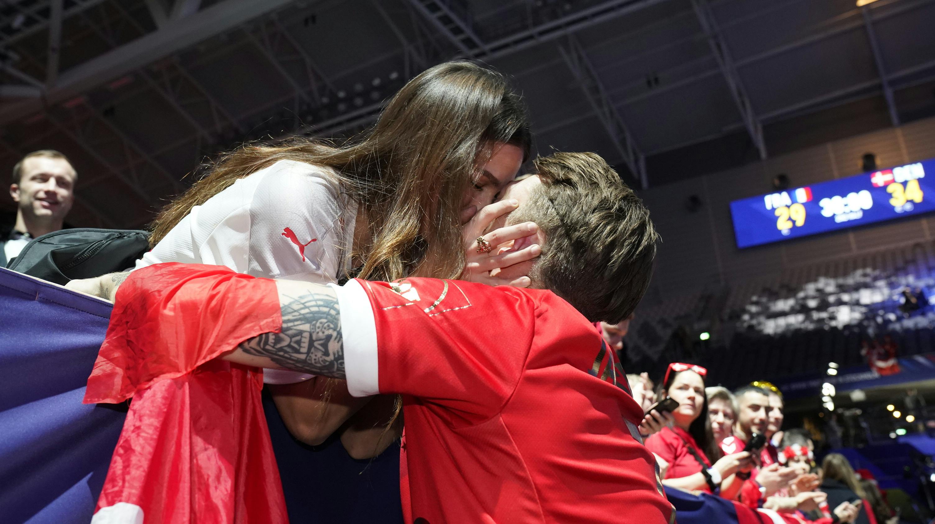 Kærlighed og VM-kys mellem Emil Jakobsen og Helena Elver.