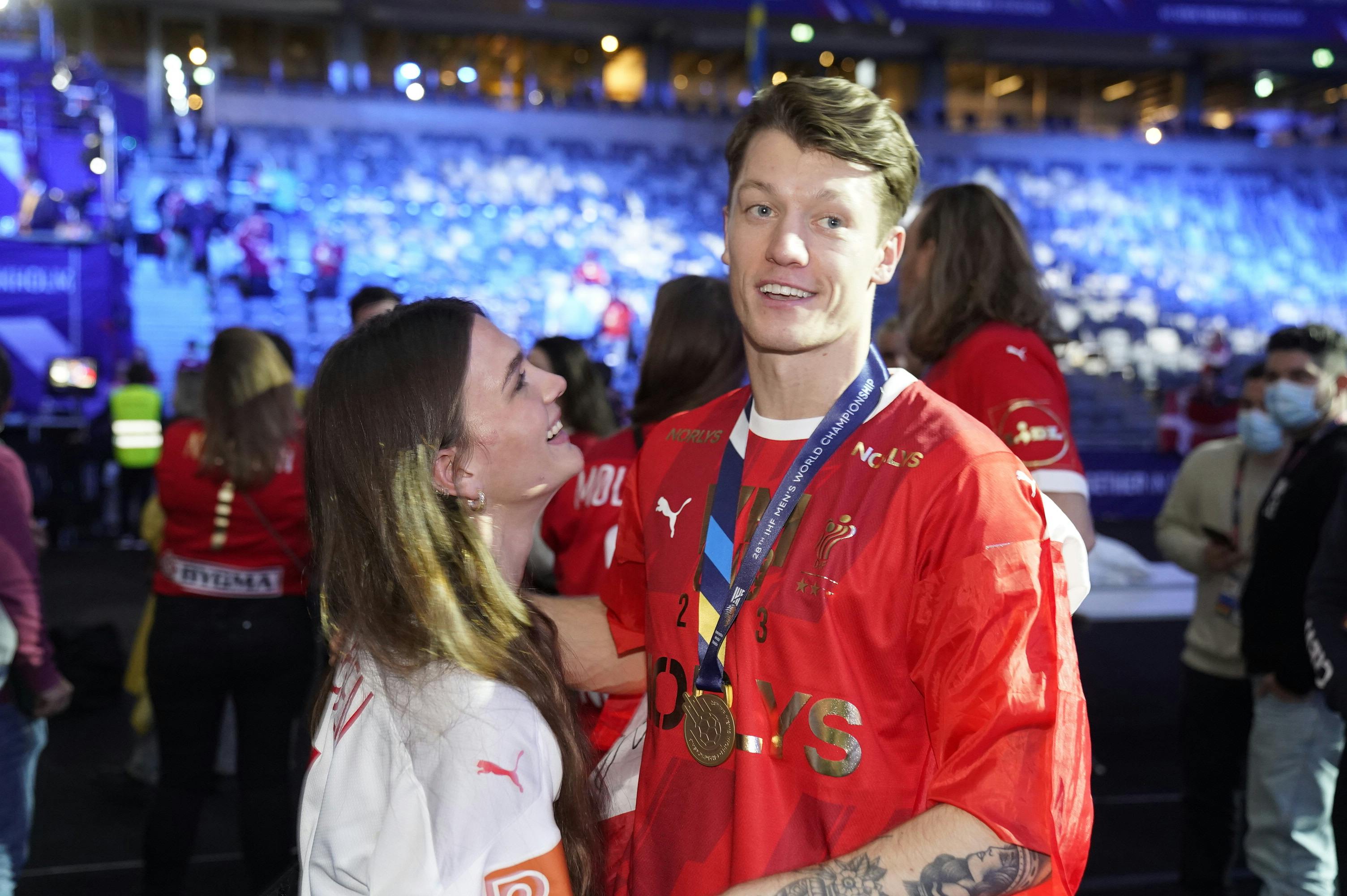 Kærlighed og VM-kys mellem Emil Jakobsen og Helena Elver.