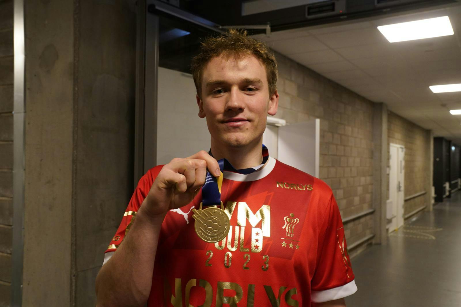 Simon viser stolt guldmedaljen frem til SE og HØR.
