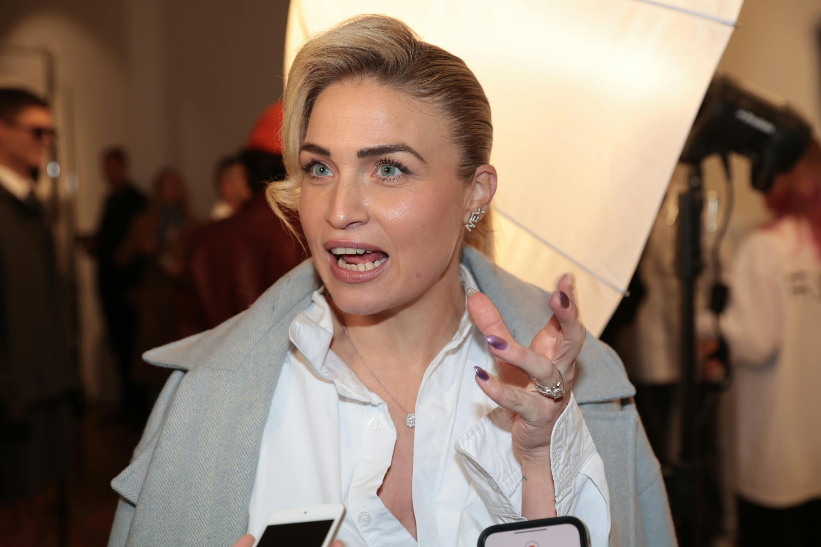 Christiane Schaumburg-Müller skal snart stå hvid brud. Nu afslører hun detaljer om brudekjolen.&nbsp;