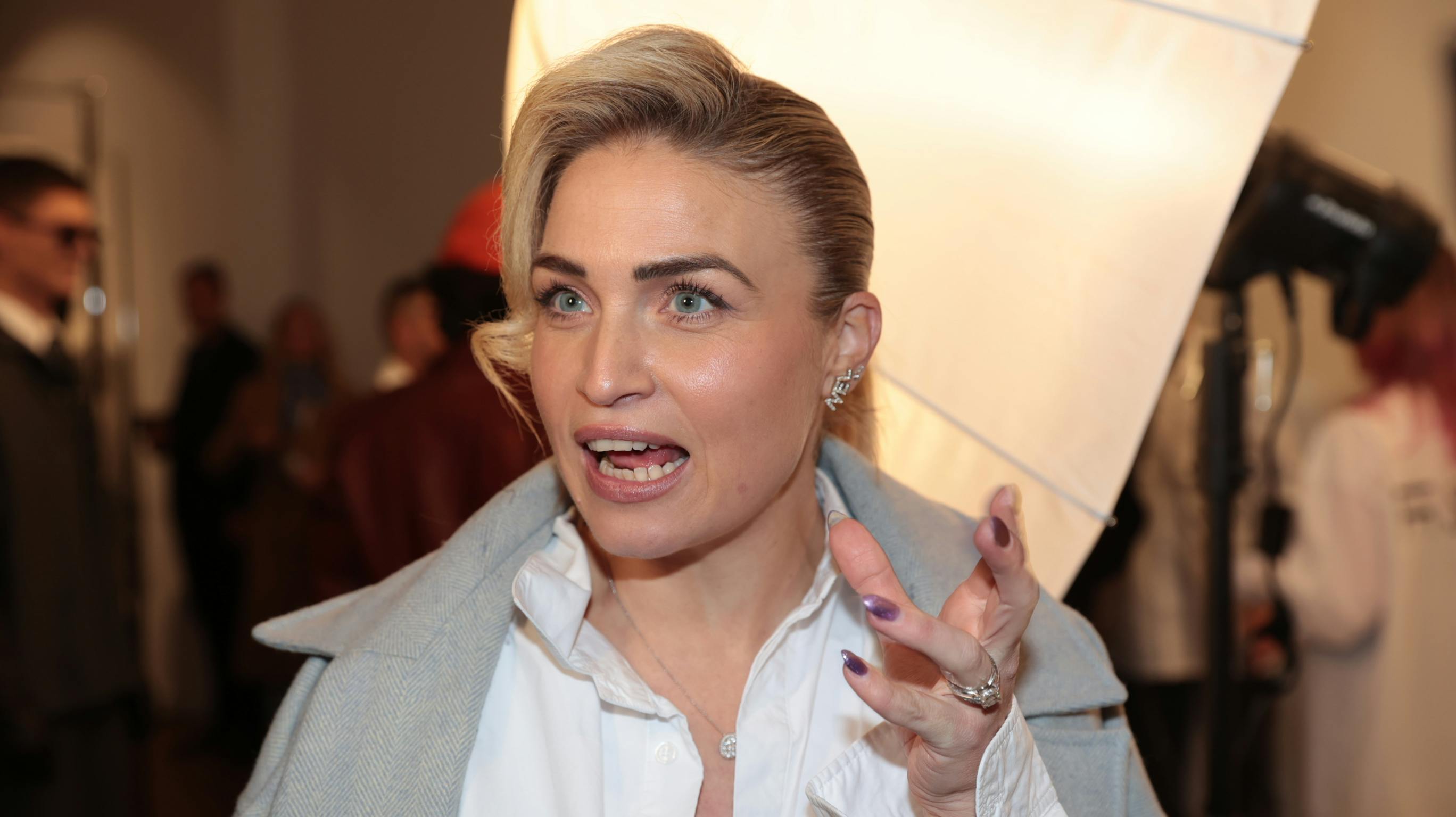 Christiane Schaumburg-Müller skal snart stå hvid brud. Nu afslører hun detaljer om brudekjolen. 