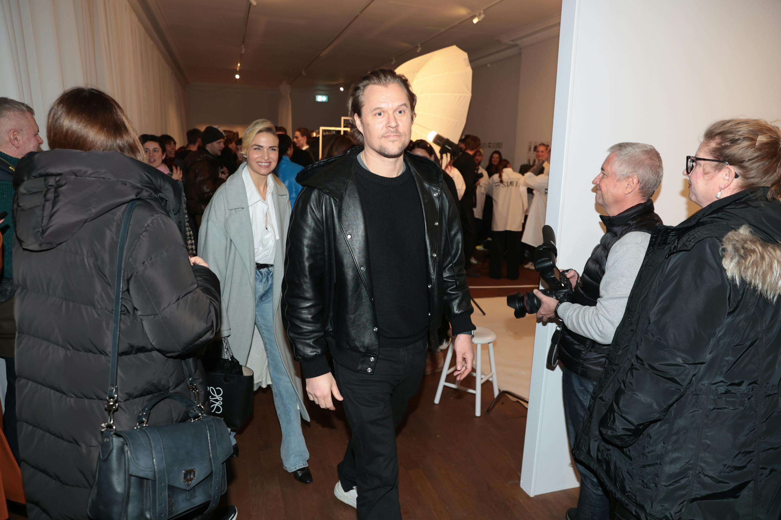 Christiane Schaumburg-Müller ankom til modeshowet med sin store kærlighed Daniel Åxman. 