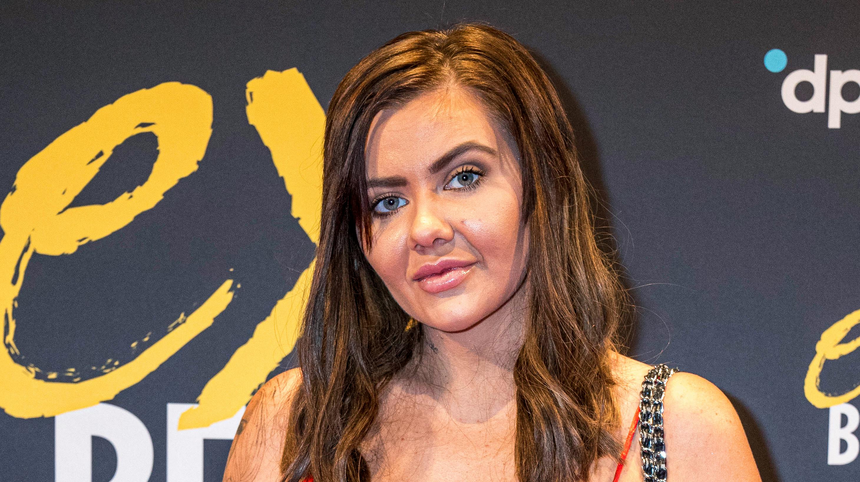 Fie Laursen siger, hun har tjent over 300.000 kroner på to uger ved at dele videoer på pornositet DKWebcam.