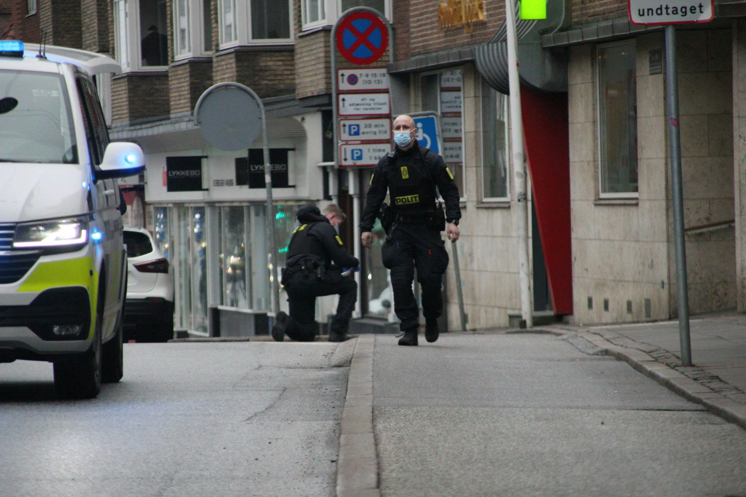Politiet rykkede massivt ud til Vesterbro i Aalborg, hvor en mand var blevet ramt af skud.