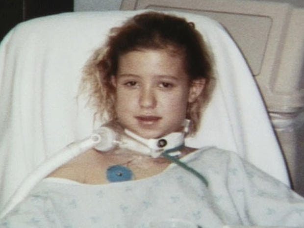 10-årige Krystal Surles fik halsen skåret over af en seriemorder. Alligevel lykkedes det hende at vakle ud af huset og tilkalde hjælp.