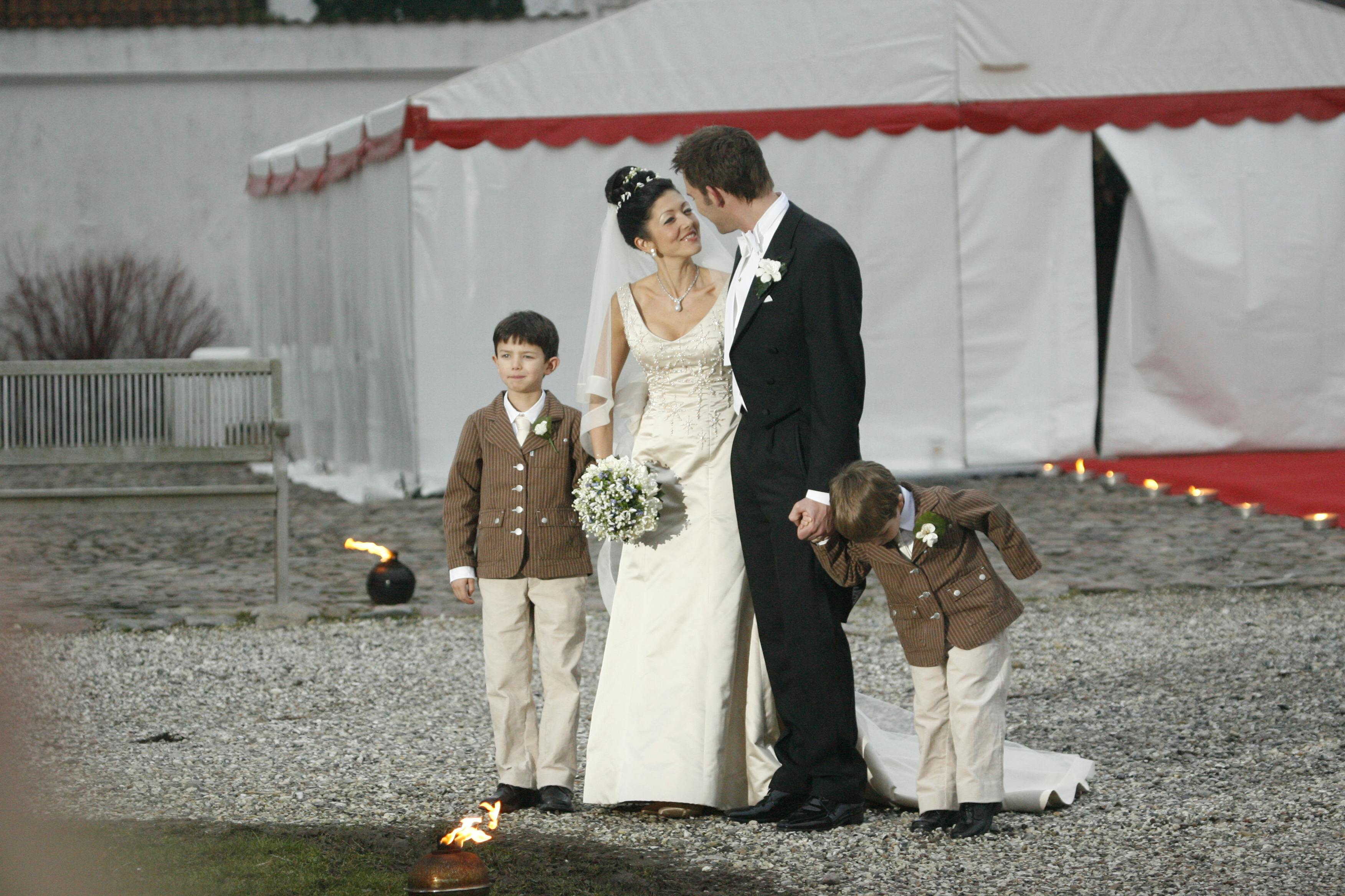 Forelskede så de ud, da de blev gift i 2007. Nu er deres forhold så iskoldt, at Alex har hevet Martin i retten. 