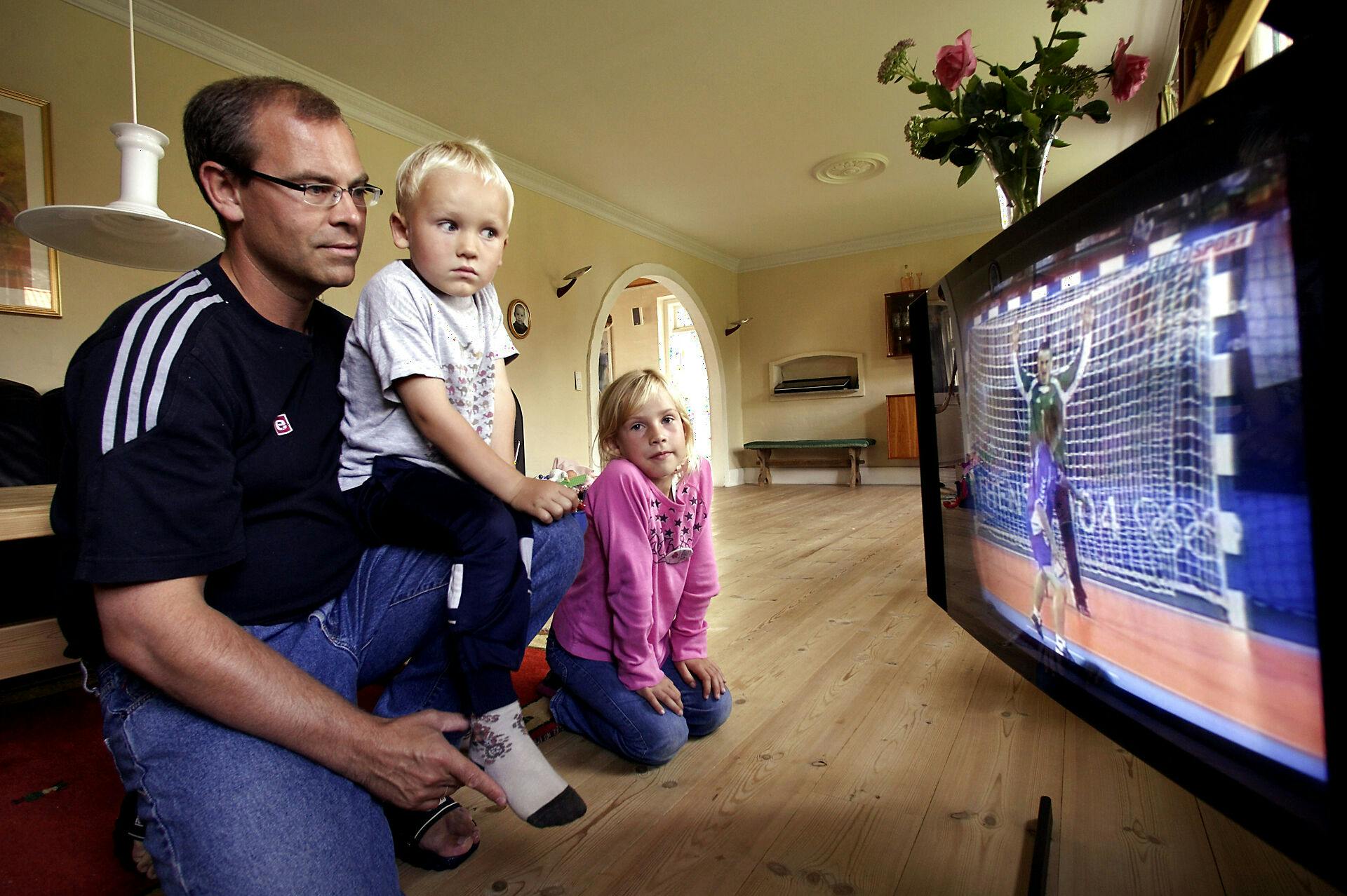 Camilla og Simon Pytlick ser håndbold med far, Jan Pytlick, tilbage i 2004.&nbsp;&nbsp;
