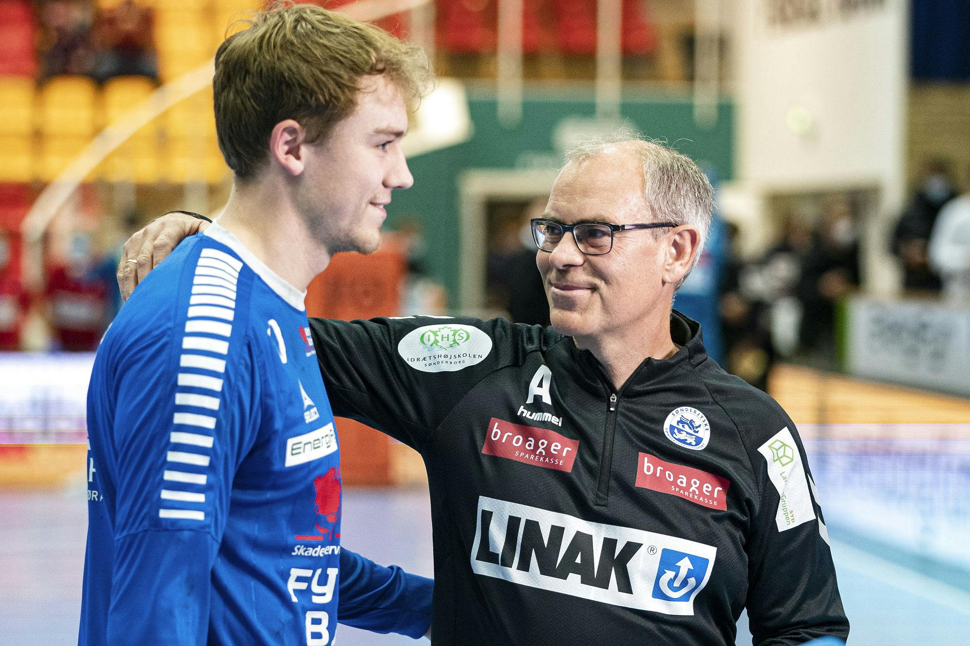 Jan og Simon Pytlick, far og søn, har også mødt hinanden på banen, da farmand var træner i SønderjyskE. Nu har de begge vudnet store titler med et dansk landshold.&nbsp;
