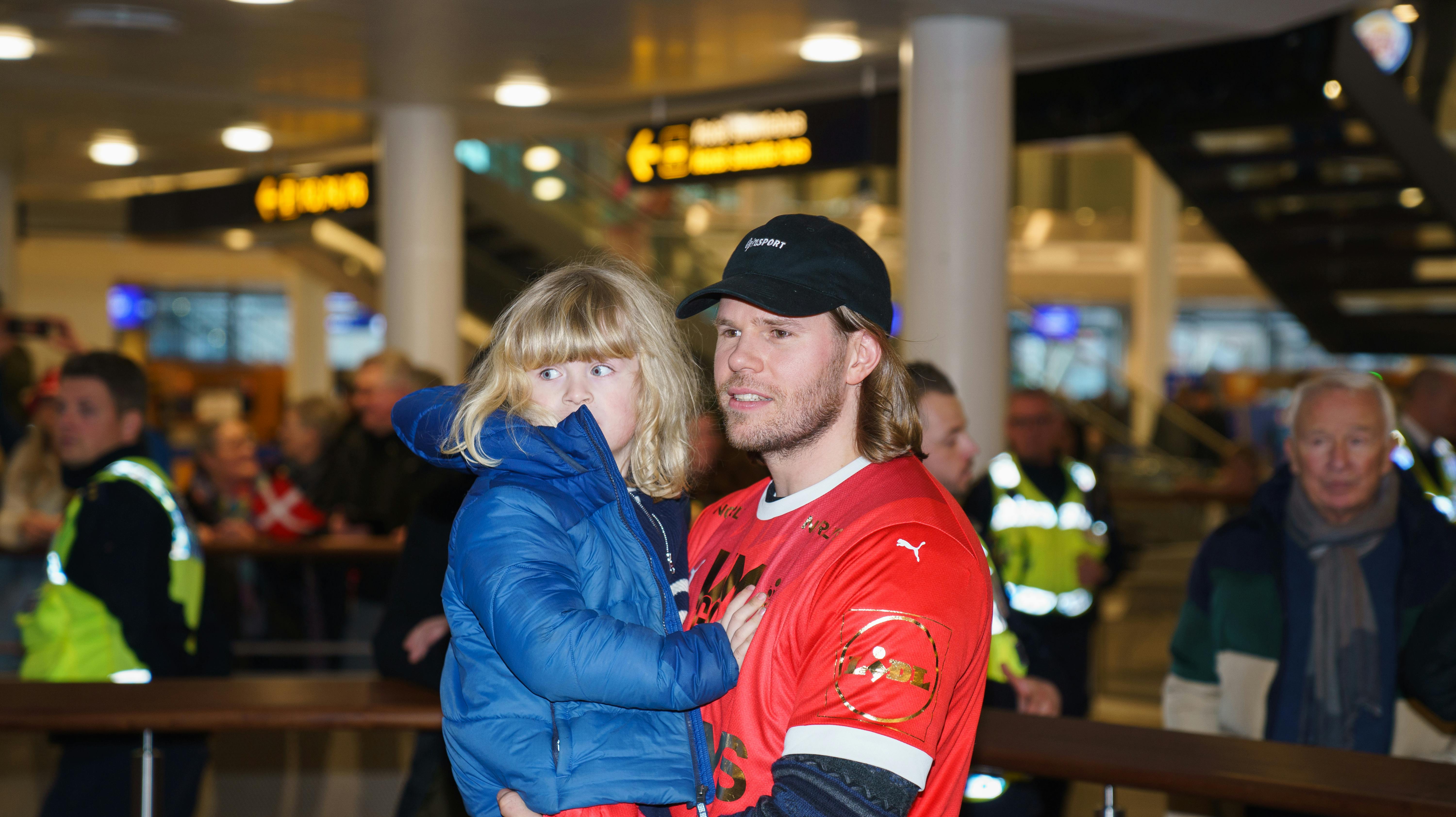 Mikkel Hansen havde, præcis som i 2019, sønnen Eddie Max med på Rådhuspladsen til den store fejring.&nbsp;