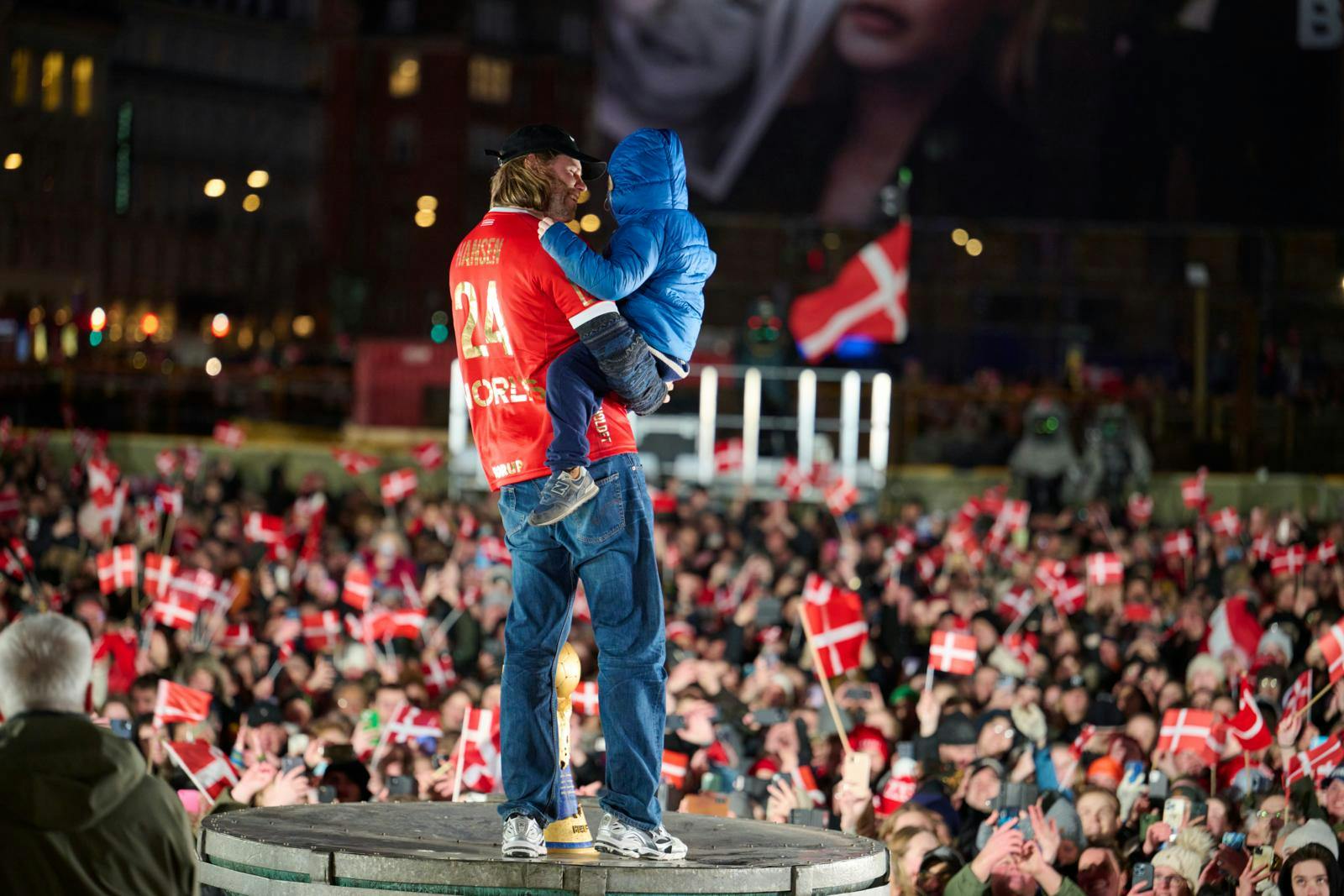 Mikkel Hansen sammen med sønnen Eddie Max foran de mange fremmødte fans på Rådhuspladsen. 