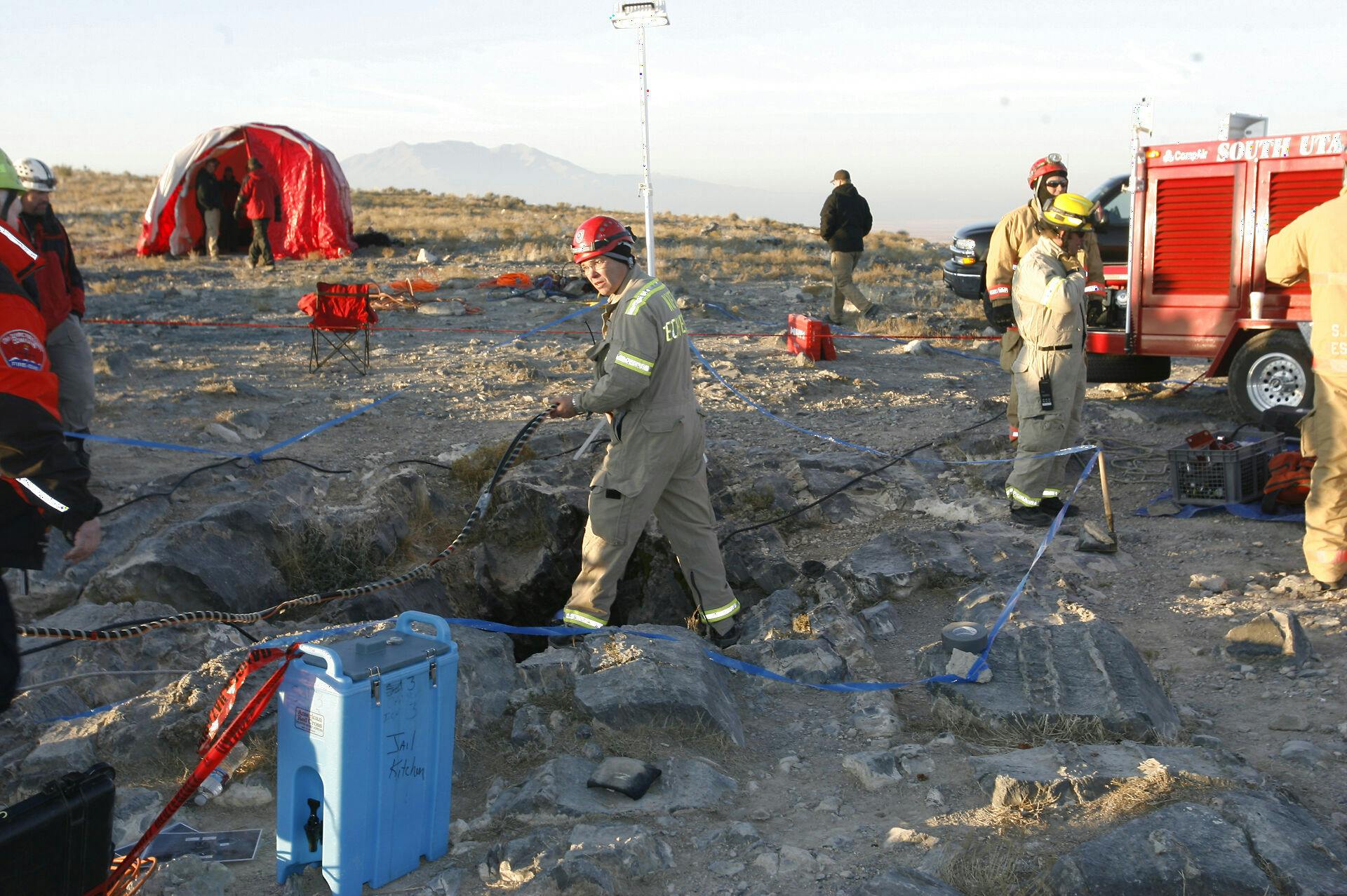Redningsmandskabet ved Nutty Putte-grotten. De forsøgte uden held at få befriet John.