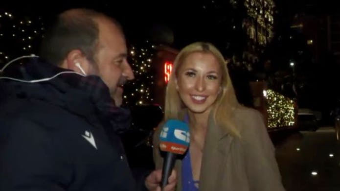 Fodboldfanen Natasha tog fusen på journalisten, da hun på direkte tv ville vise sit bryst.
