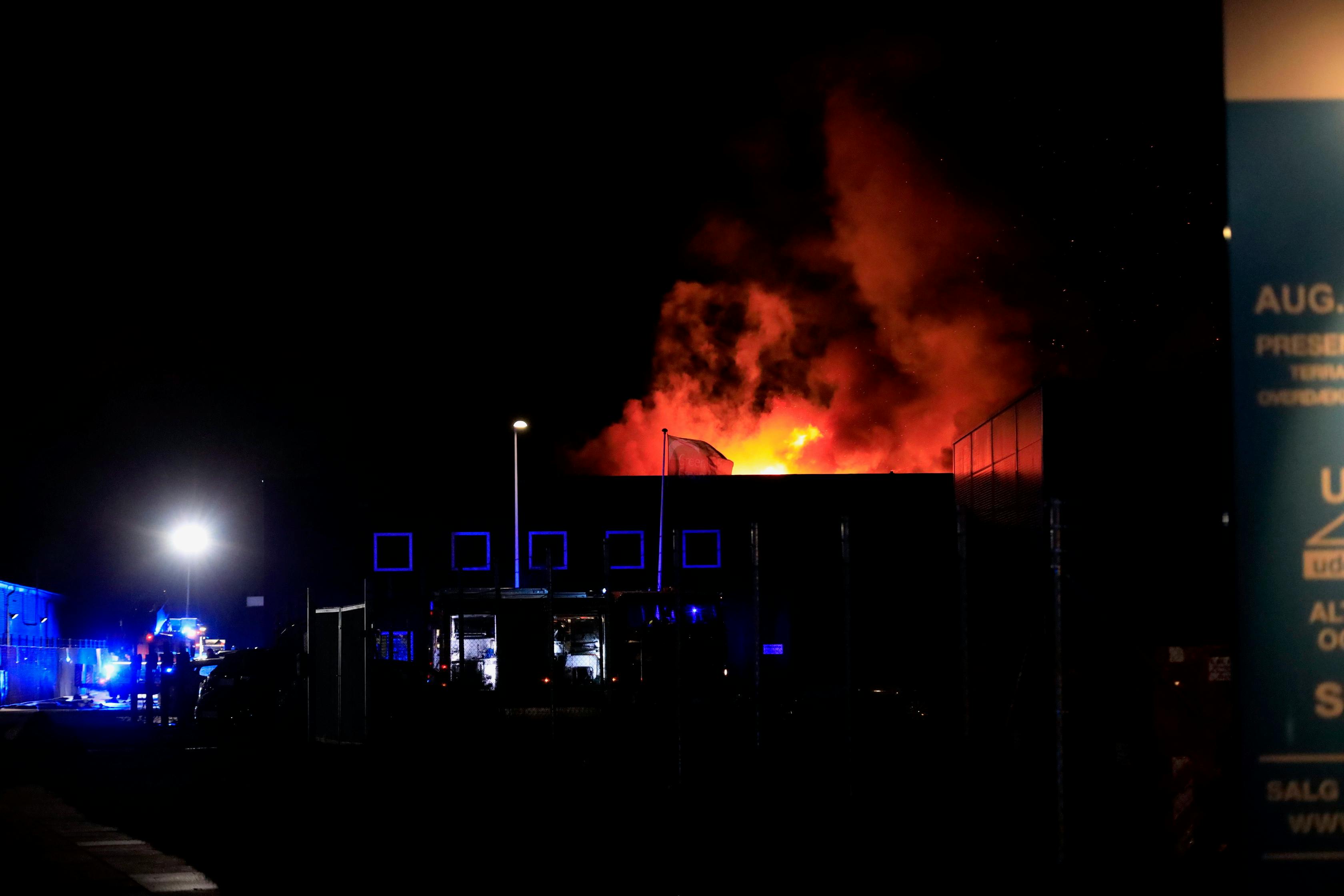 Der er udbrudt brand i en industribygning i Kastrup.