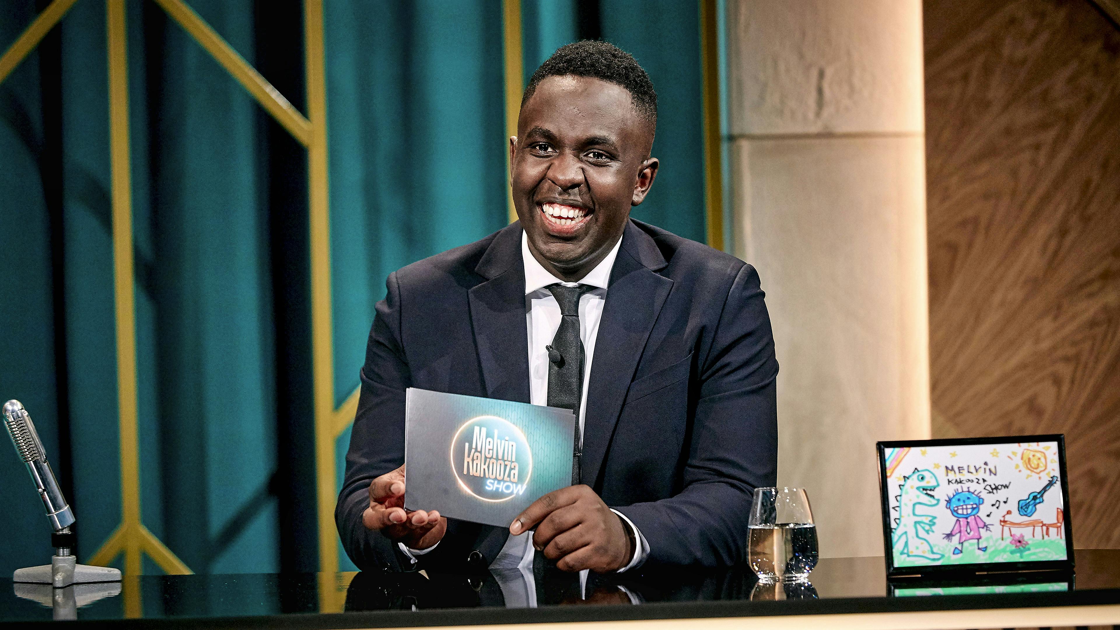 Dygtige og folkekære Melvin Kakooza har allerede erfaring med stort anlagte shows - her med eget talkshow, men senest har han stået side om side med Cecilie Beck og Abdel Aziz på "De Største Øjeblikke"
