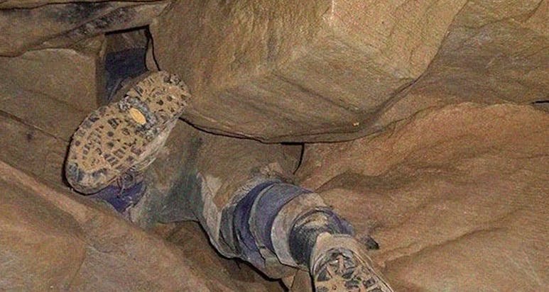 John sad fuldstændig låst i grotten, og jo mere han forsøgte at rykke sig fri, jo mere samlede sten og jord sig om ham. 