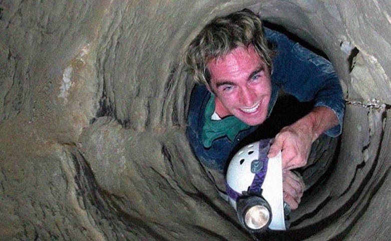 Her ses en anden grottevandrer, Kory Kowallis, i et område i Nutty Putty-grotten, der kaldes Scout Trap. Det er. tydeligt at se, hvor snævert gangen er. 