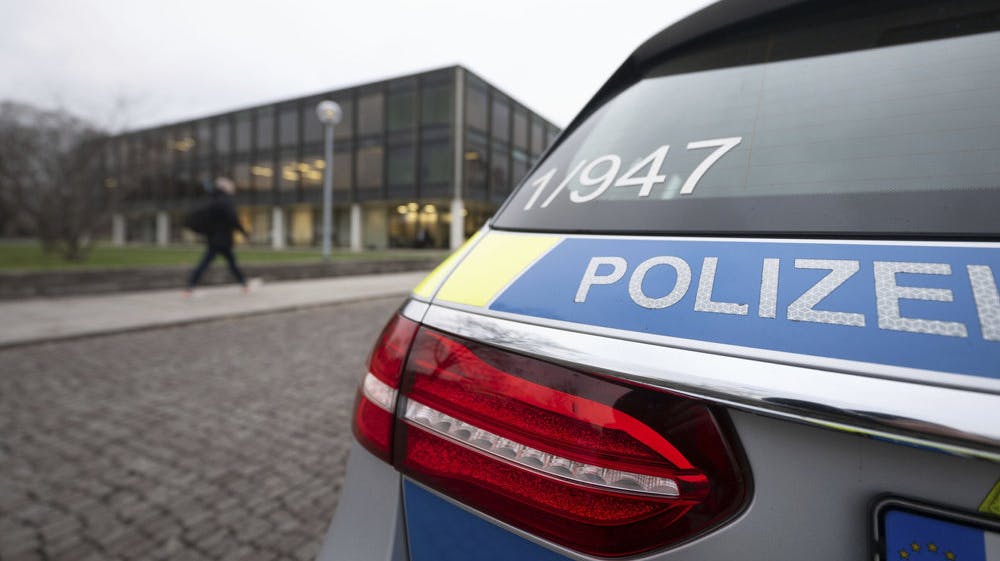 Tysk politi mener, at et ungt par i august sidste år dræbte en jævnaldrende kvinde med adskillige knivstik.
