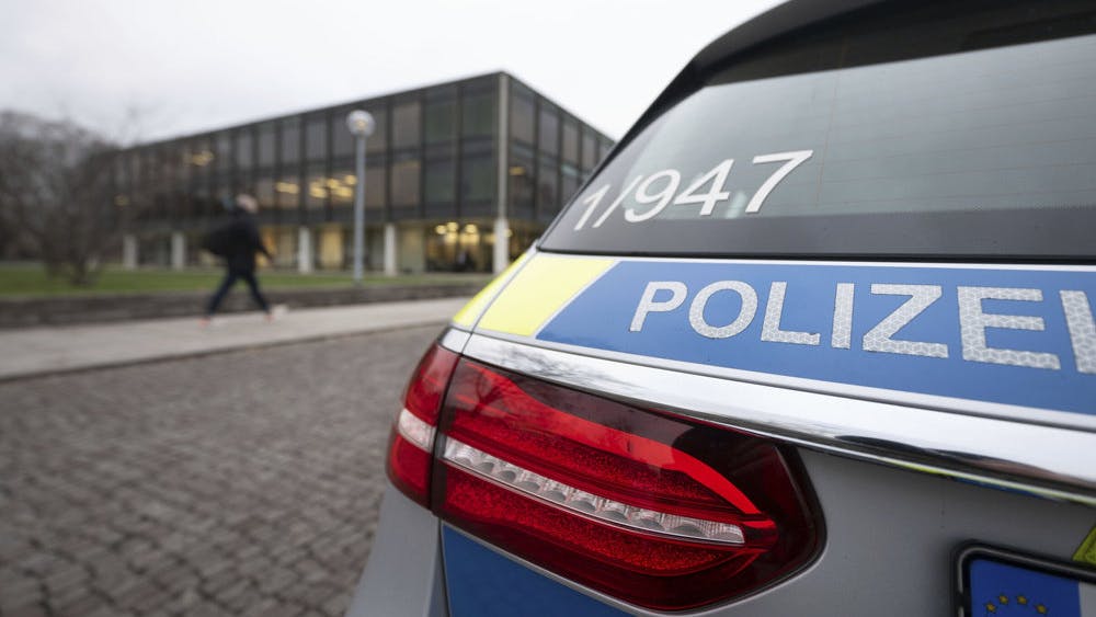 Tysk politi mener, at et ungt par i august sidste år dræbte en jævnaldrende kvinde med adskillige knivstik.