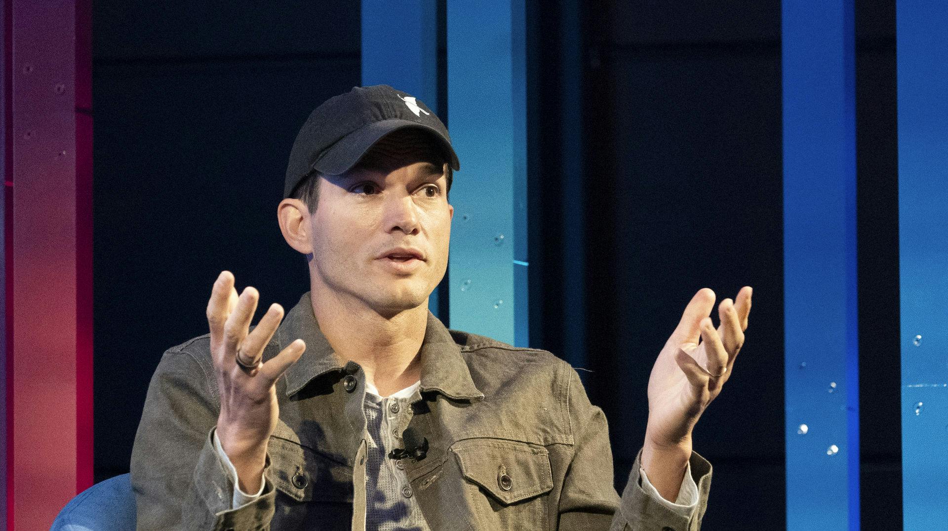 Ashton Kutcher bryder endelig tavsheden om sin ekskone Demi Moores bog.