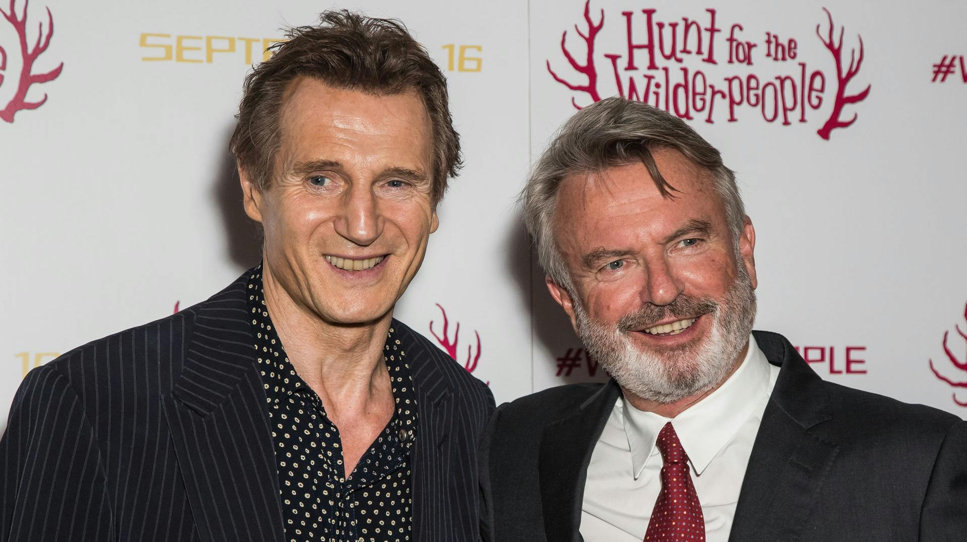 "Jurassic Park"-skuespilleren Sam Neill (h) ses her med skuespilleren Liam Neeson (v).