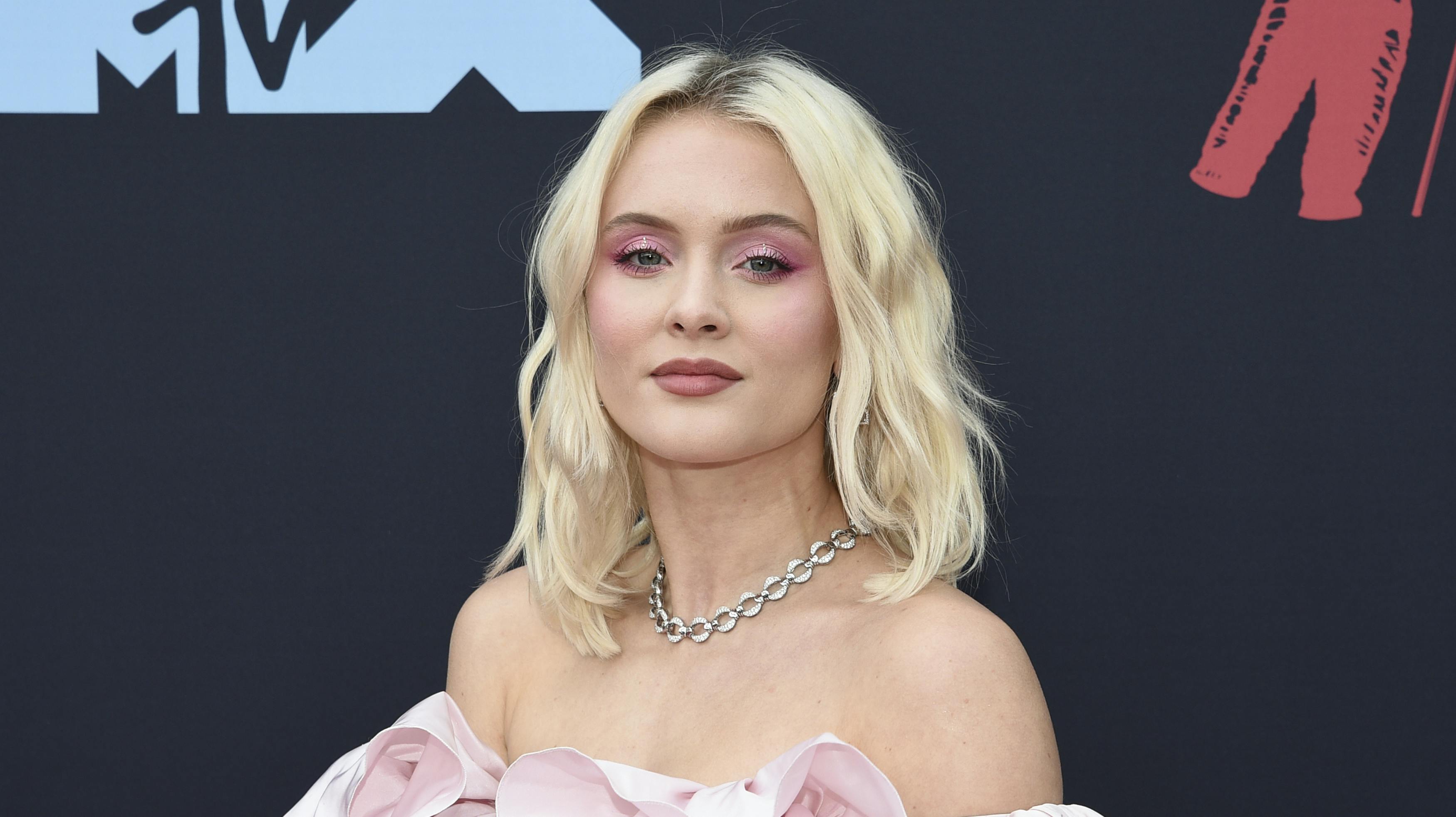 Zara Larsson finder muligvis en lidt mere uskyldig beklædning, når hun til sommer gæster Danmark 