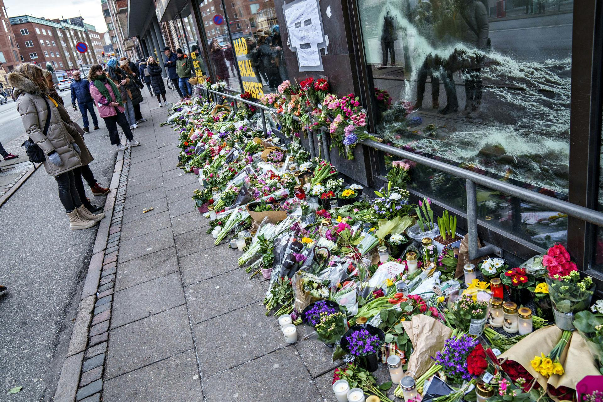 Blomster og lys til ære for Mia ude foran den Netto, hvor hun angiveligt satte sig ind i den misænkte gerningsmands bil. Nu er sagen efterforsket færdig.