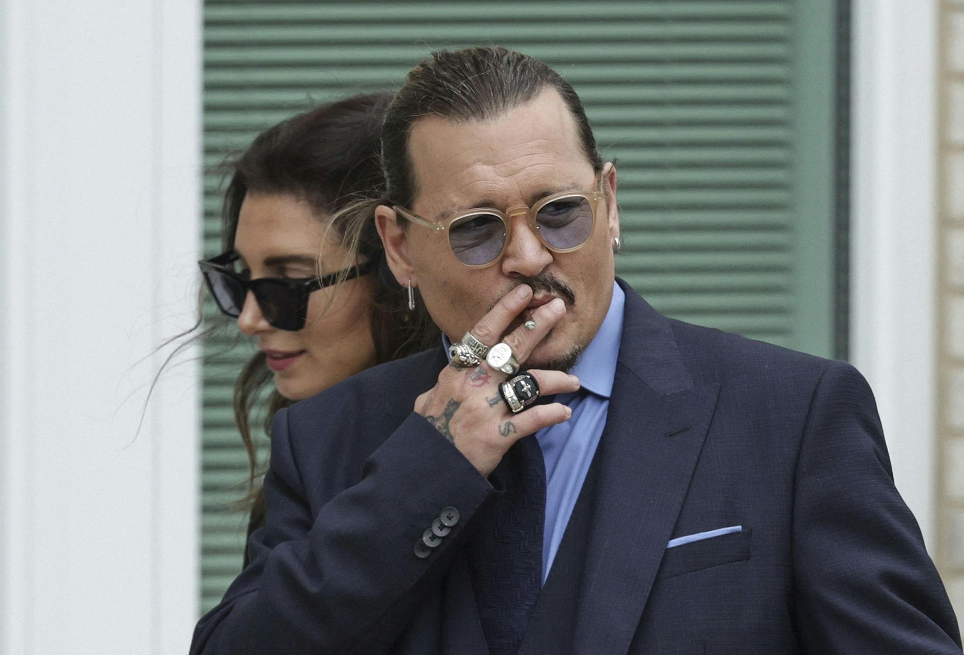 Hollywoodstjernen Johnny Depp er en af dem, som grev Nikolai nu følger på Instagram.