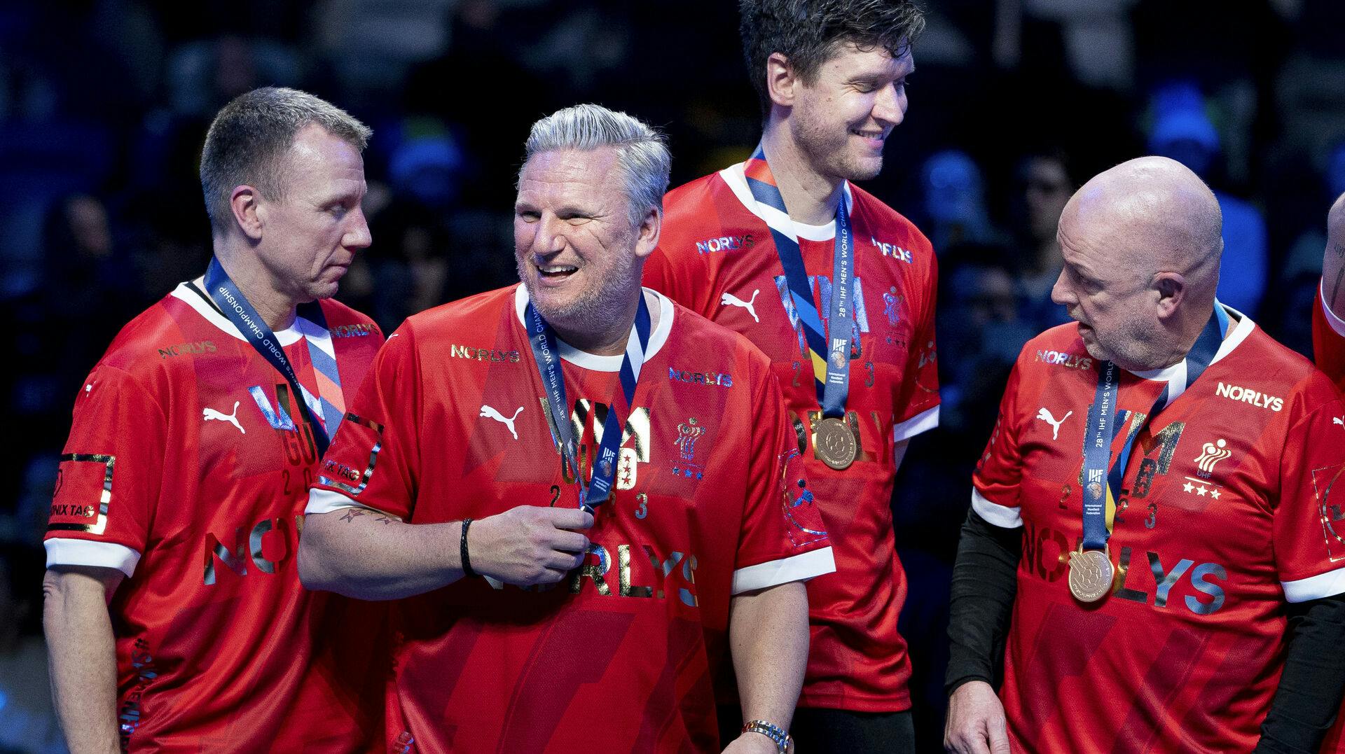 Cheftræner Nikolaj Jacobsen og assistenttræner Henrik Kronborg kunne fejre deres tredje VM-titel sammen efter sejren over Frankrig.