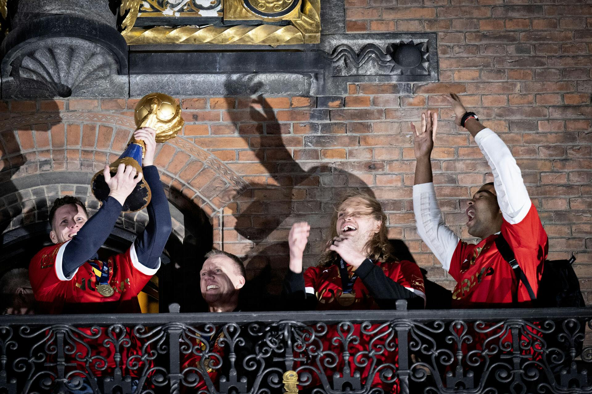 Herrelandsholdets assistenttræner Henrik Kronborg stod et par skridt bag Kevin Møller, Henrik Møllgaard og Mads Mensah på rådhusbalkonen.
